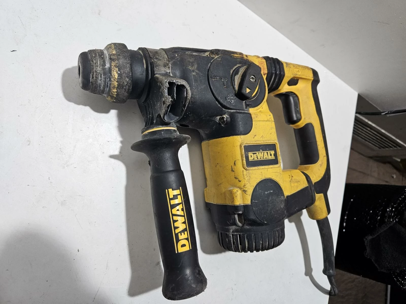 mlotowiertarka-dewalt-d25323-funkcyjnosc-4-funkcyjny-wiercenie-z-i-bez-udaru-podkuwanie-indeksacjablokowanie-dluta