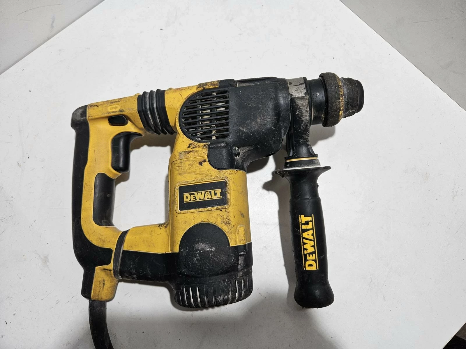 mlotowiertarka-dewalt-d25323-maksymalna-moc-800