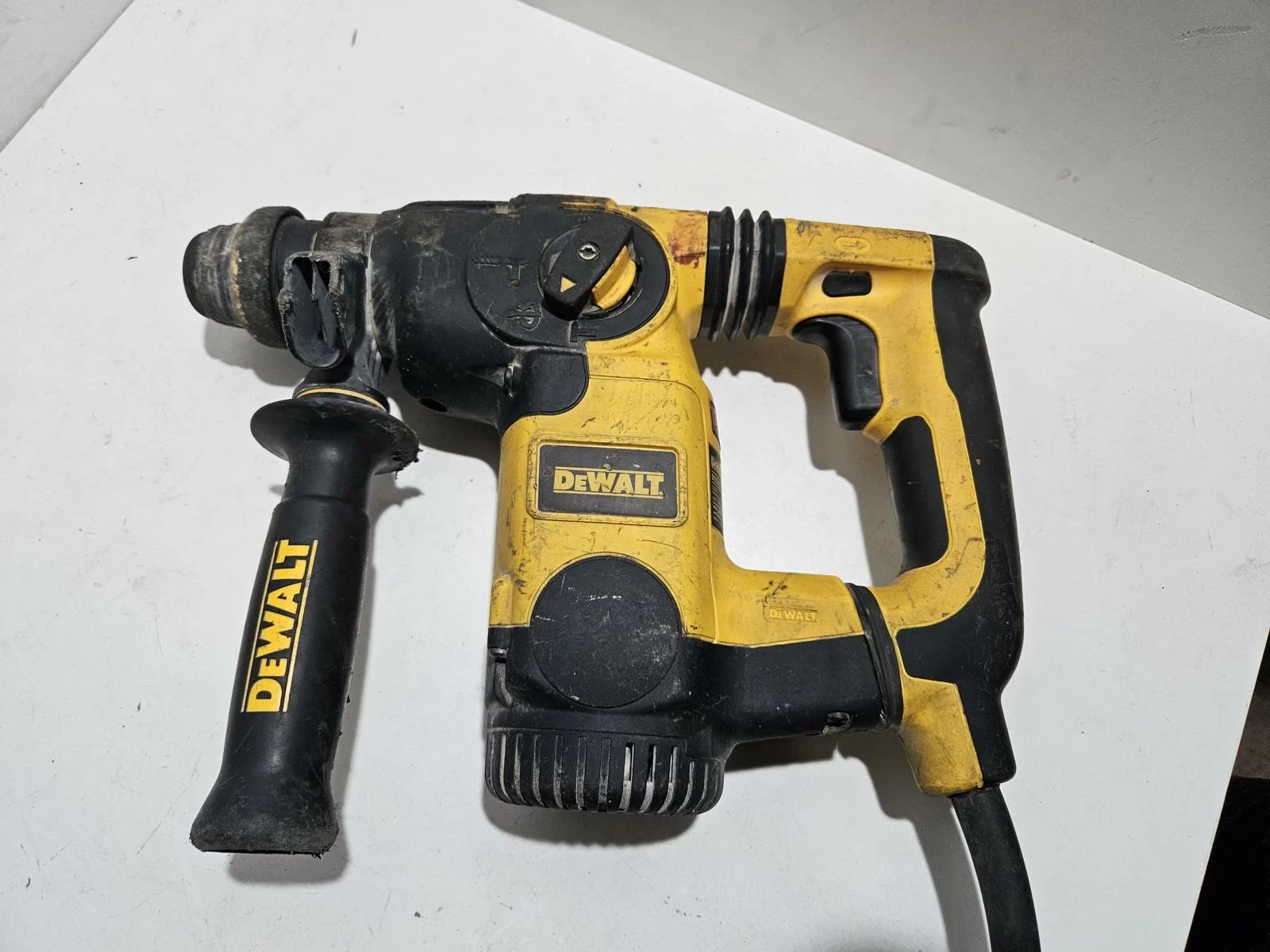 mlotowiertarka-dewalt-d25323-stan-uzywany