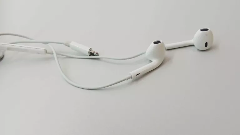 SŁUCHAWKI PRZEWODOWE APPLE EARPODS ZŁĄCZE LIGHTNING