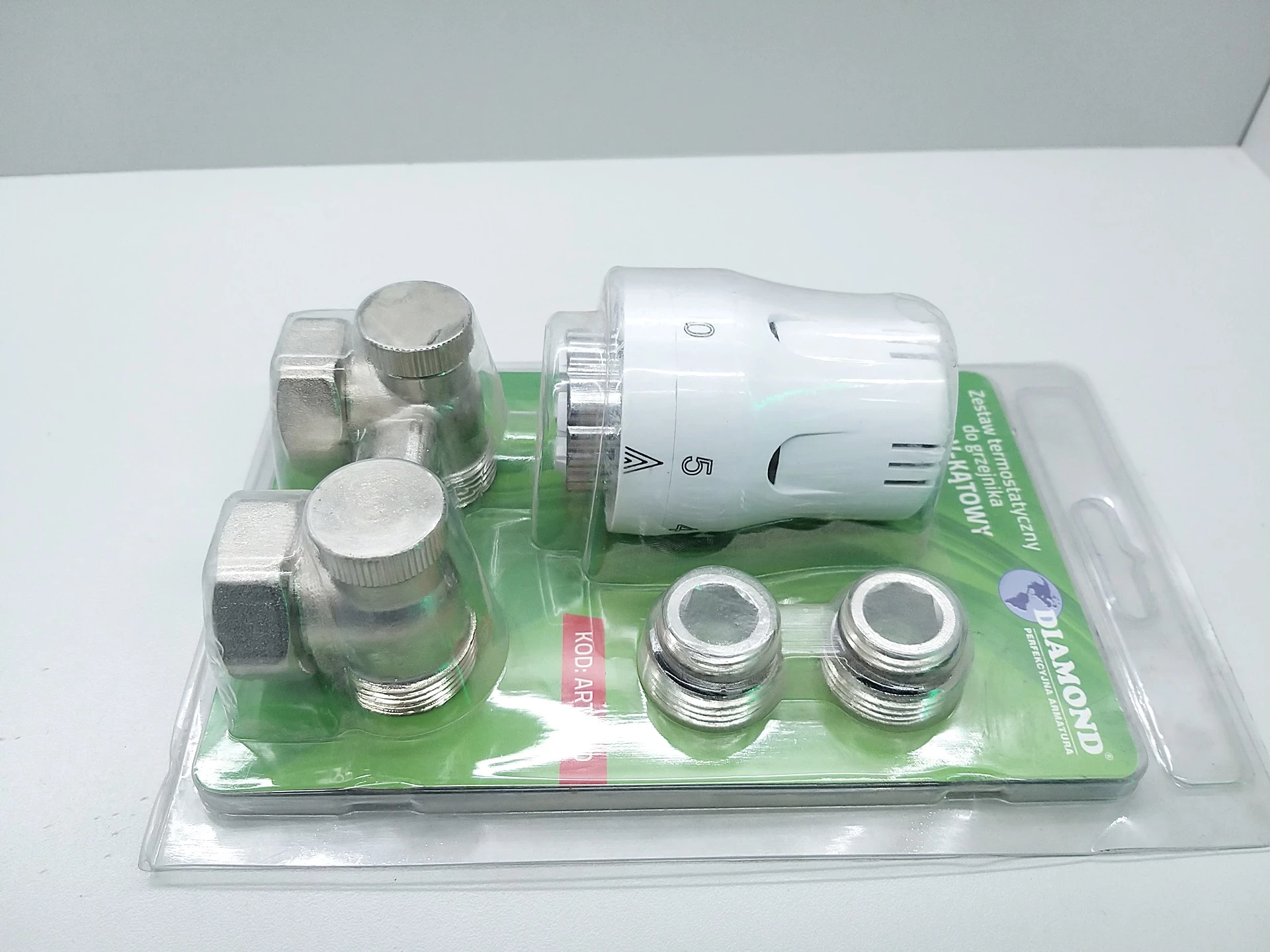 zestaw-termostatyczny-do-grzejnika-diamond-typu-v-katowy-art410-kolor-130070-1