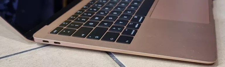 LAPTOP MACBOOK RÓŻOWY APPLE MACBOOK AIR 13 A1932 USZKODZONY