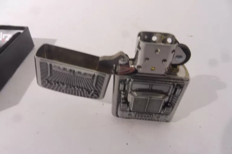 ZAPALNICZKA ZIPPO TRUCKER EMBLEM BENZYNOWA ZIPPO METAL