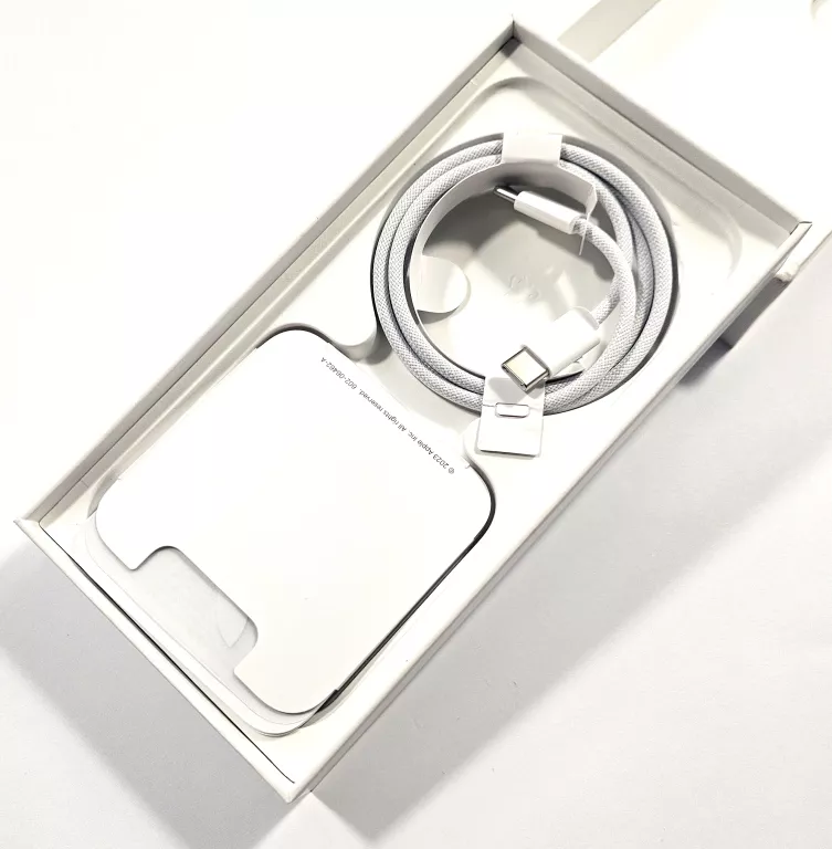 SMARTFON APPLE IPHONE 15 PRO 8 GB / 128 GB 5G BIAŁY JAK NOWY