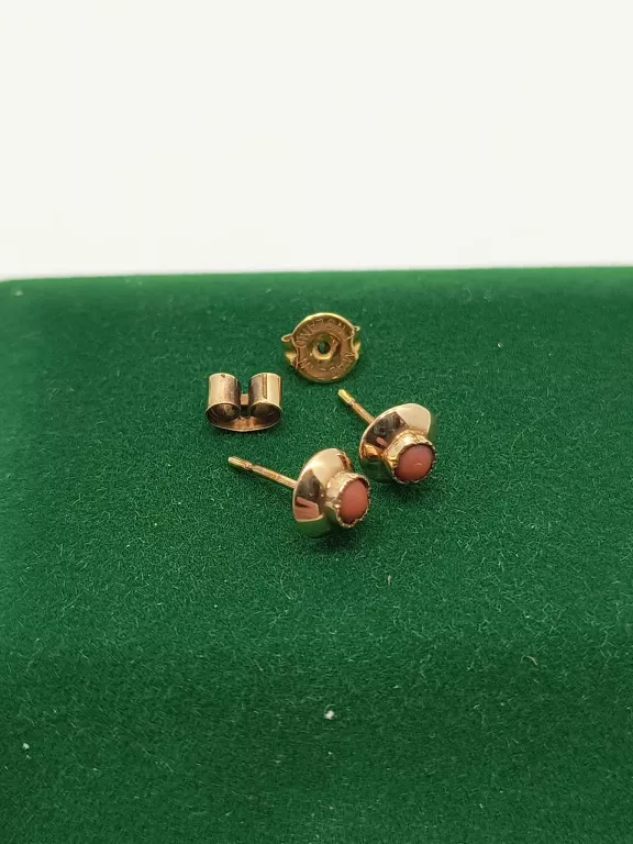 ZŁOTY KOLCZYK Z KAMIENIEM SYNT. P:585 W:1.09 ŚREDNICA: 8MM