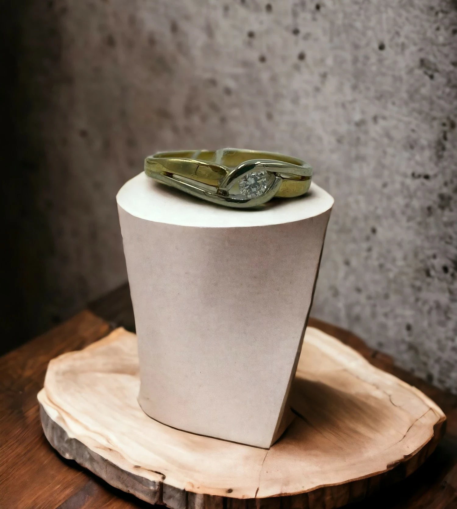 klasyczny-zloty-pierscionek-z-brylantem-marka-bez-marki