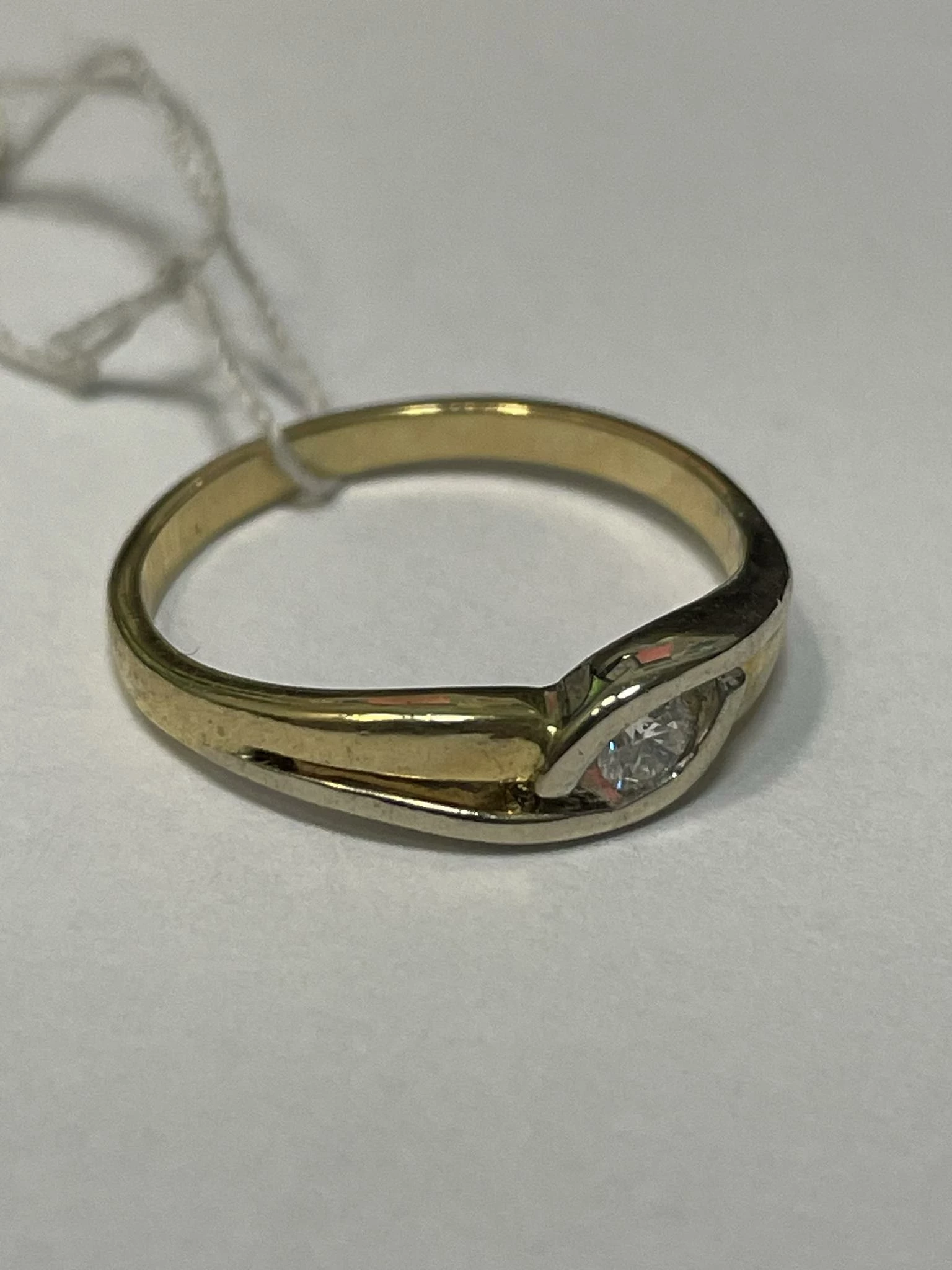 klasyczny-zloty-pierscionek-z-brylantem-material-zloto