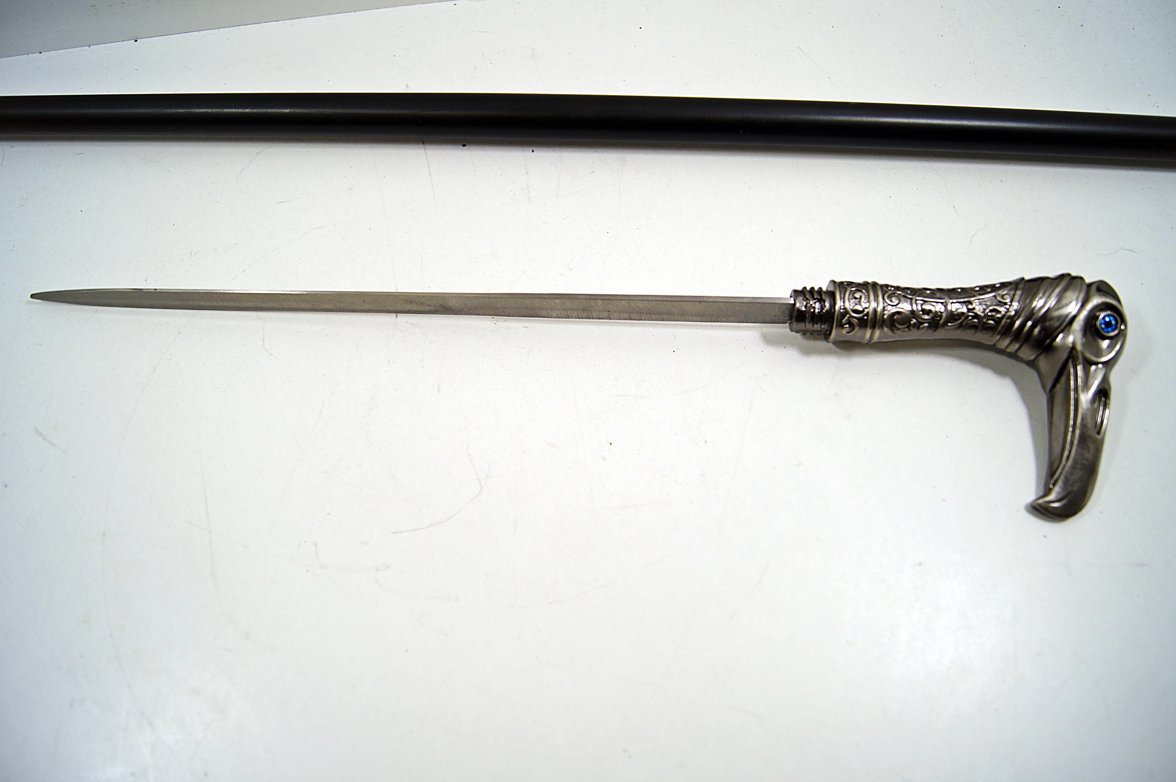 laska-ozdobna-z-ukrytym-ostrzem-marka-bez-marki