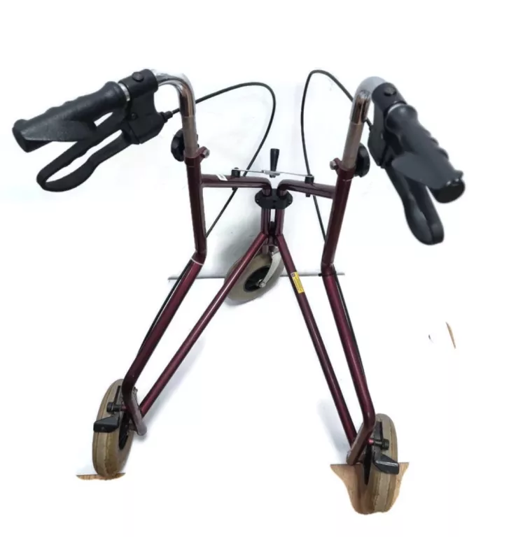 chodzik-3-kolowy-dla-seniora-rodzaj-balkonik-na-kolkach