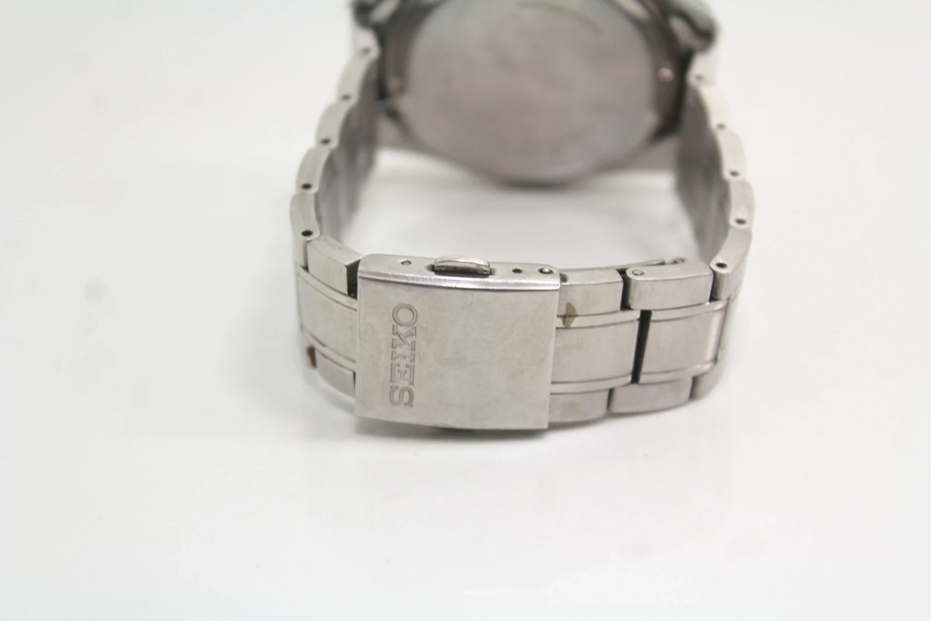 zegarek-seiko-sur009p1-250806-mechanizm-kwarcowy