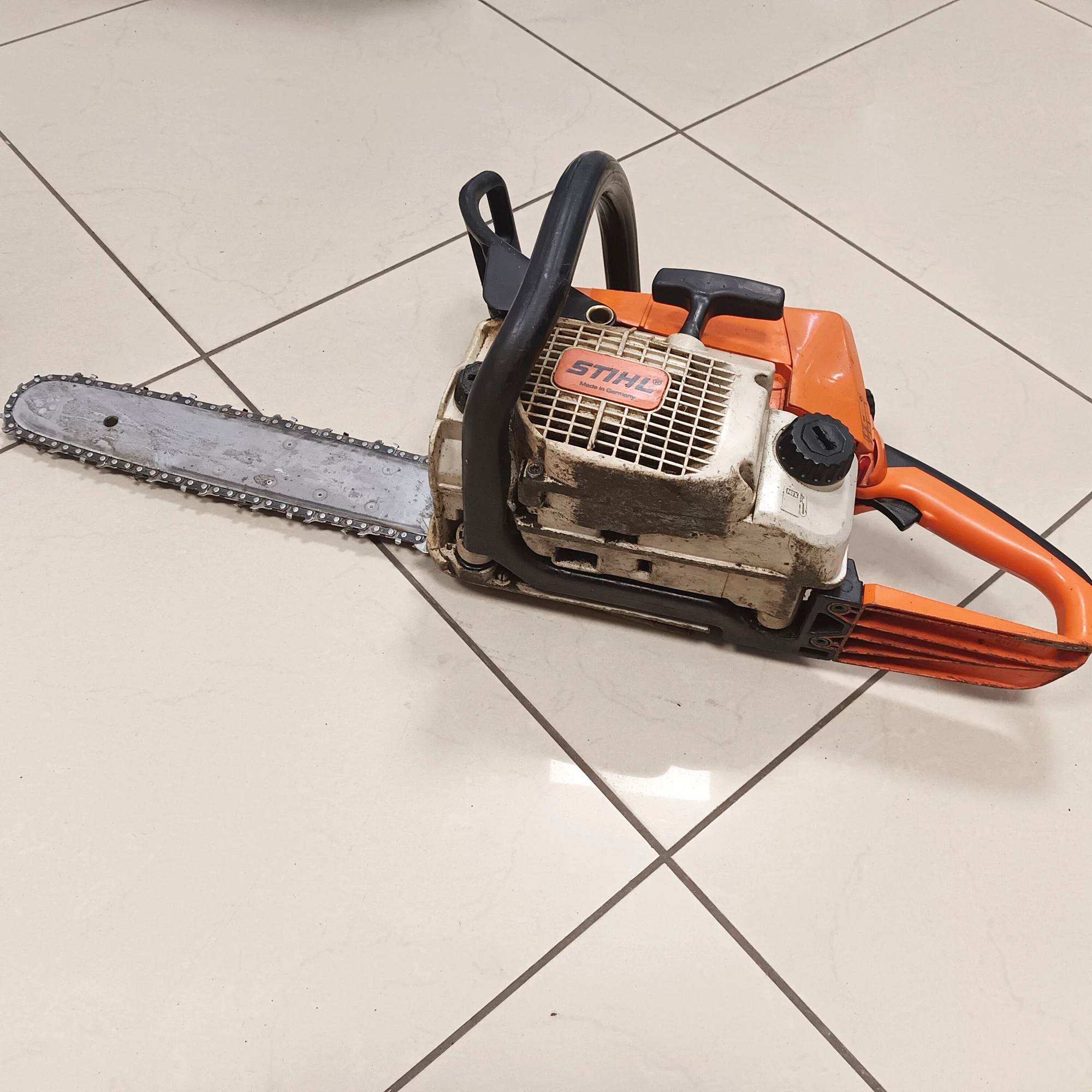 pila-stihl-ms-023-spalinowa-27-km-2-kw-opis-zasilanie-spalinowe