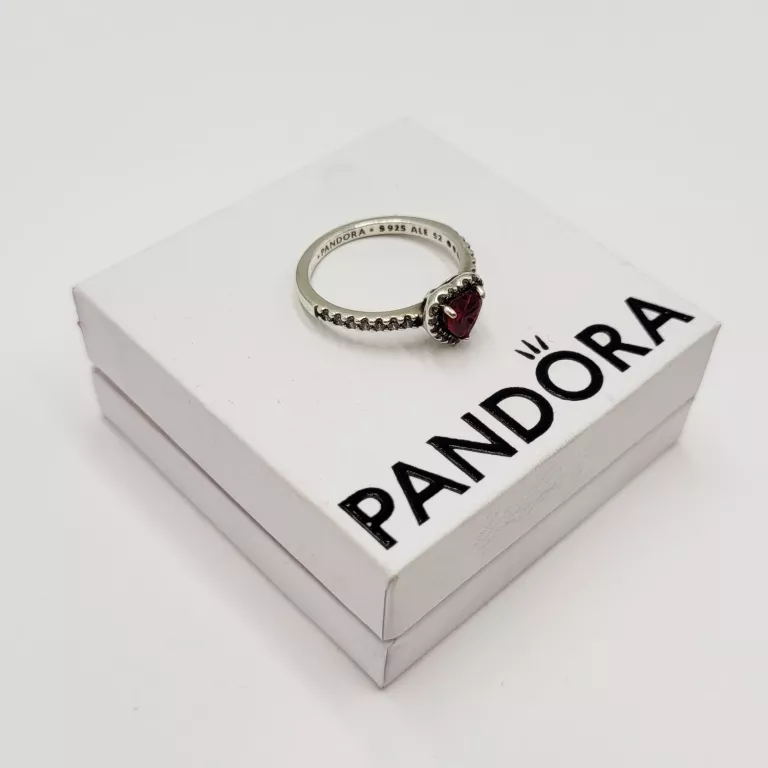 PANDORA SREBRNY PIERŚCIONEK Z WYPUKŁYM CZERWONYM SERCEM 925