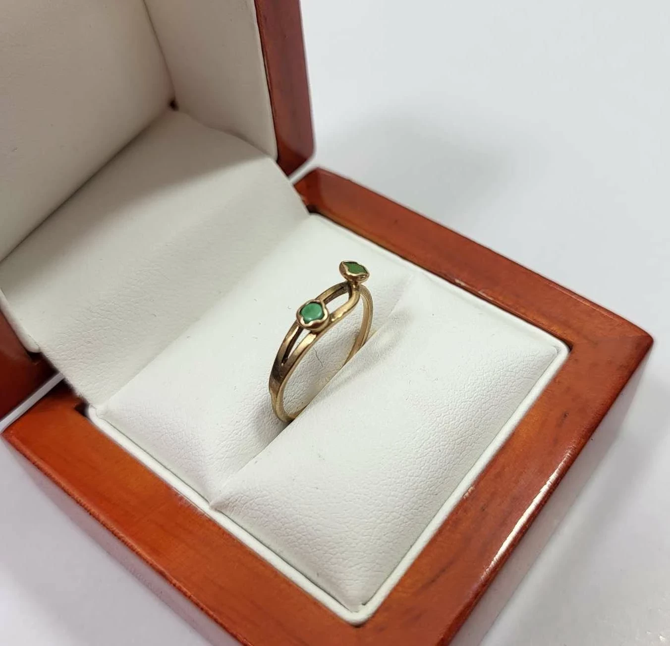 piekny-zloty-pierscionek-zielone-kamyczki-585-116g-tuwima-4-slupsk