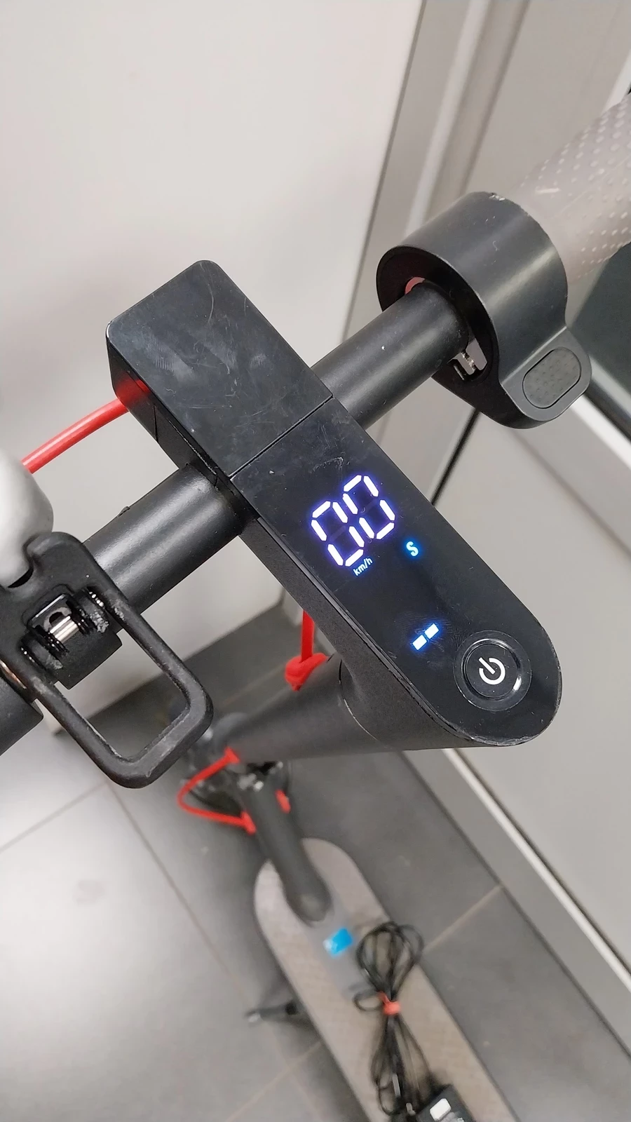 hulajnoga-elektryczna-ugo-x11-black-350-w-25-kmh-marka-ugo