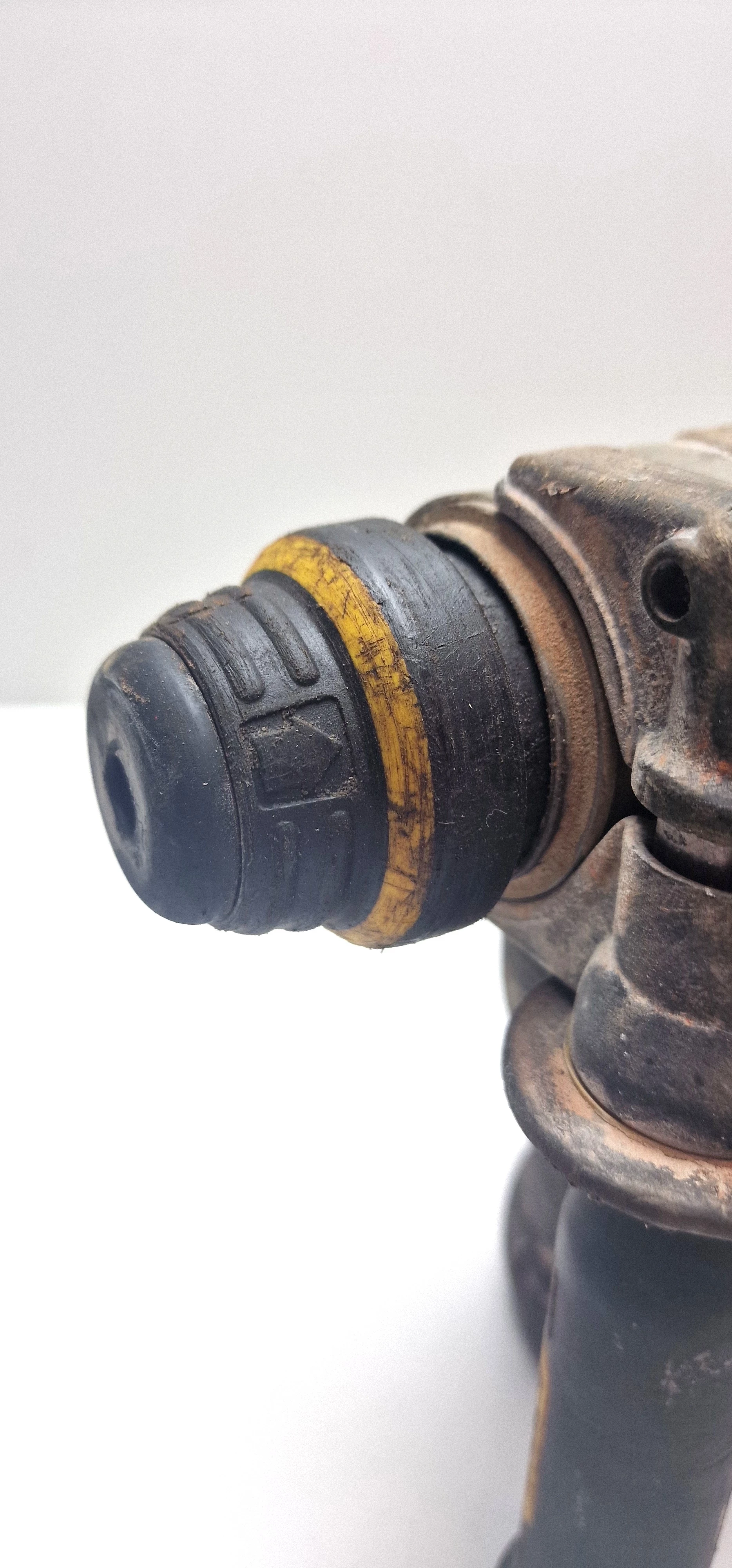 mlotowiertarka-dewalt-dch273-energia-udaru-210