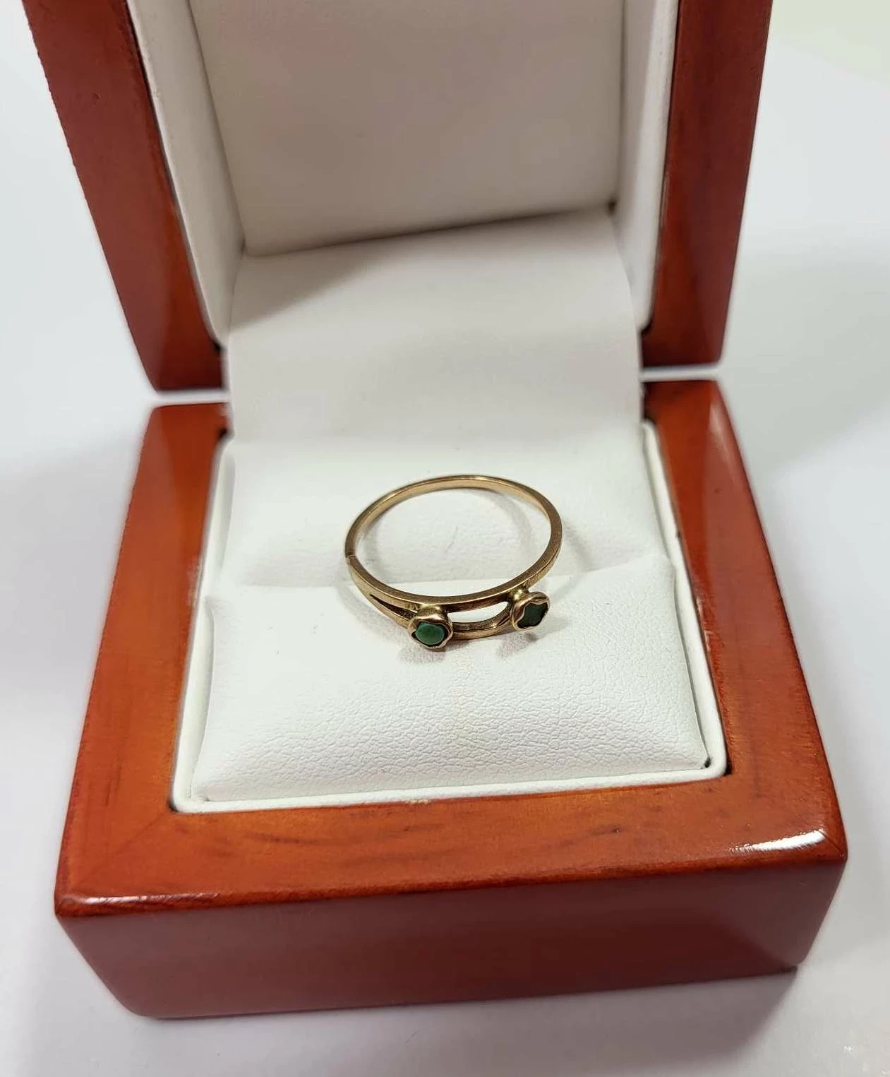 piekny-zloty-pierscionek-zielone-kamyczki-585-116g-marka-226434-1704211