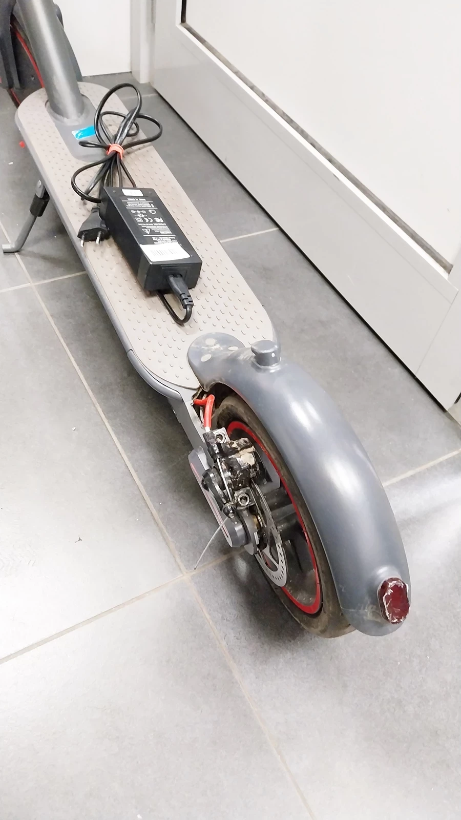 hulajnoga-elektryczna-ugo-x11-black-350-w-25-kmh-kolor-czarny