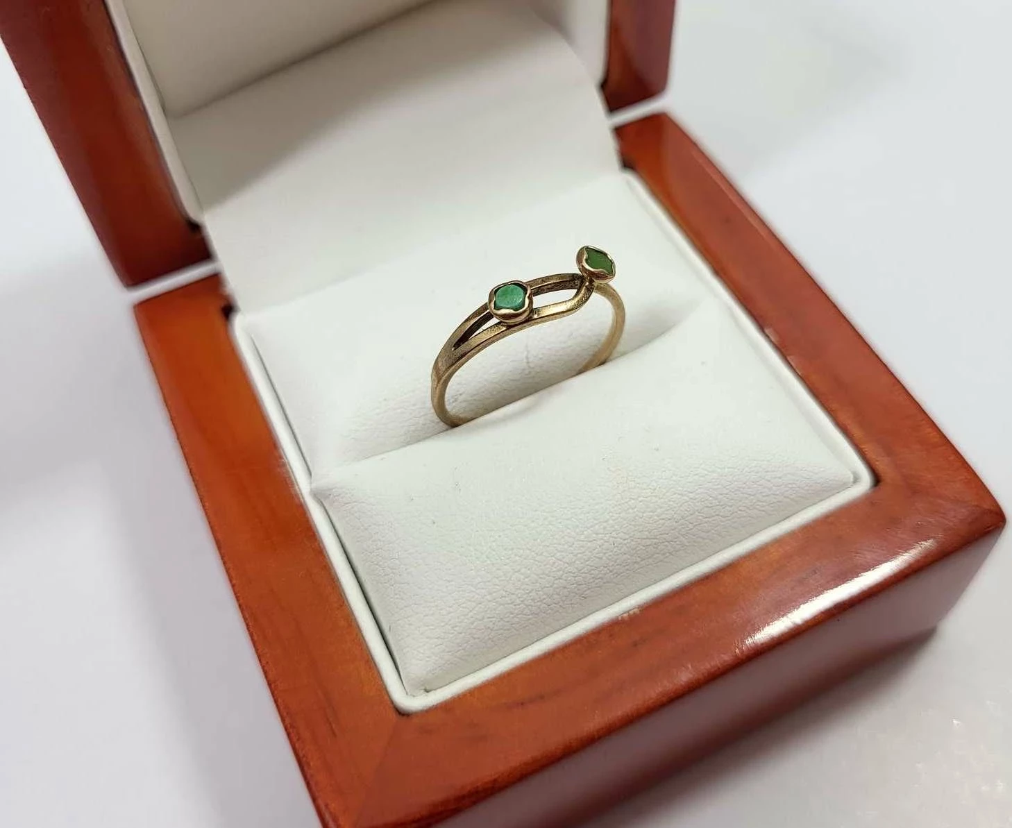 piekny-zloty-pierscionek-zielone-kamyczki-585-116g-stan-11323-2