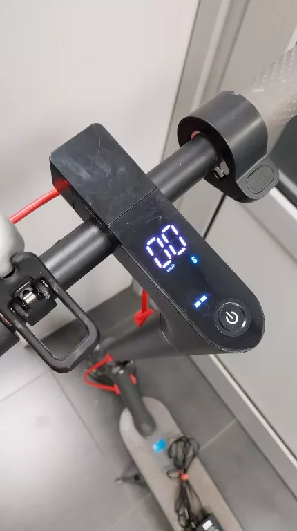 hulajnoga-elektryczna-ugo-x11-black-350-w-25-kmh-marka-ugo