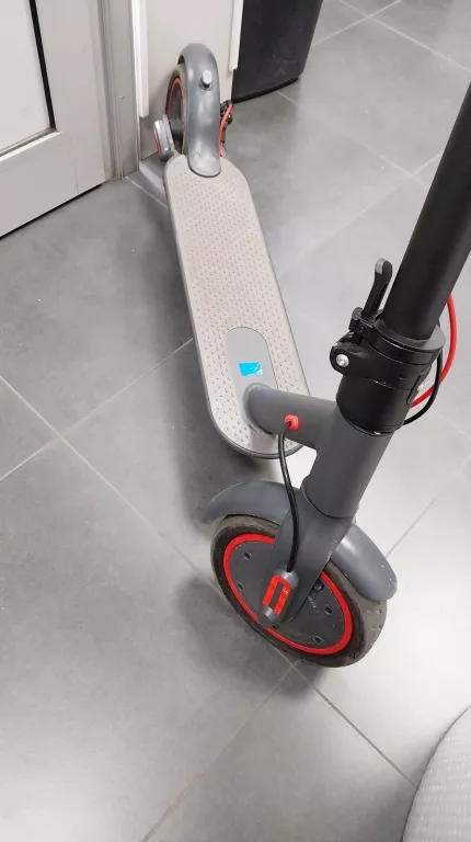 HULAJNOGA ELEKTRYCZNA UGO X11 BLACK 350 W 25 KM/H
