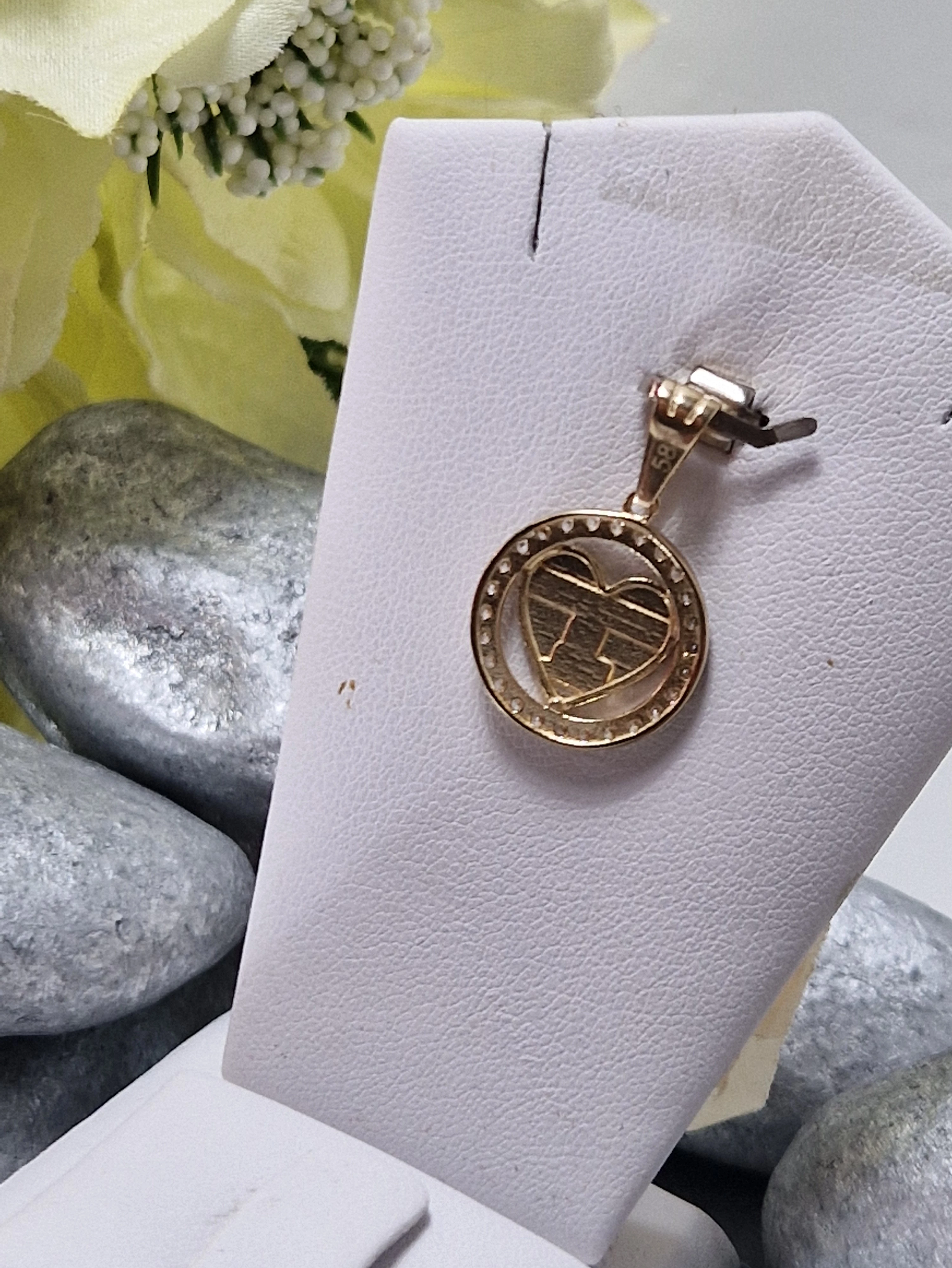 zlota-zawieszka-163585-okrag-z-cyrkoniami-w-srodku-serce-ean-gtin-5904121838014