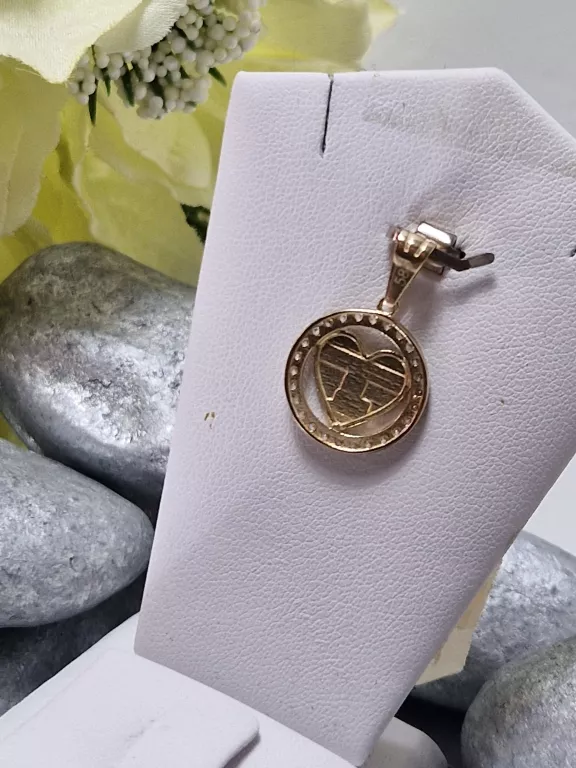 zlota-zawieszka-163585-okrag-z-cyrkoniami-w-srodku-serce-ean-gtin-5904121838014