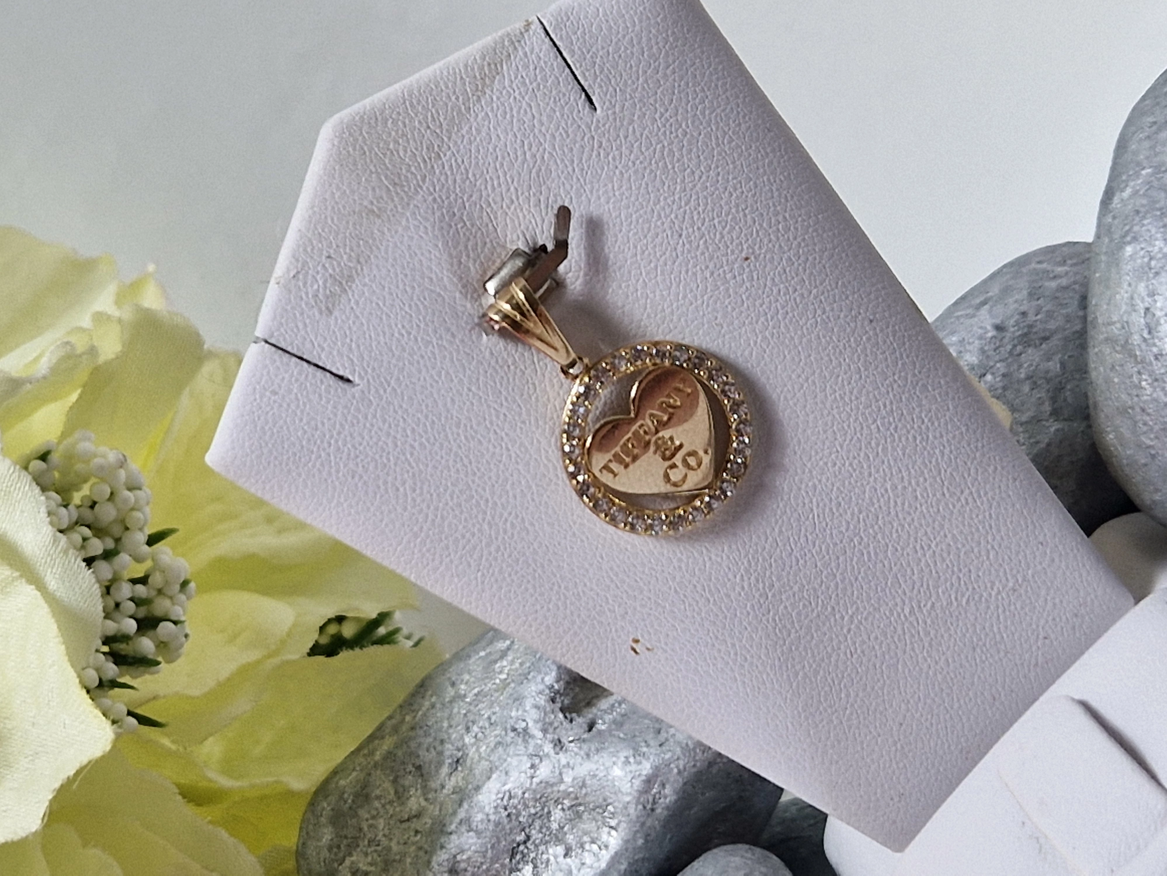 zlota-zawieszka-163585-okrag-z-cyrkoniami-w-srodku-serce-3-maja-105-dabrowa-gornicza