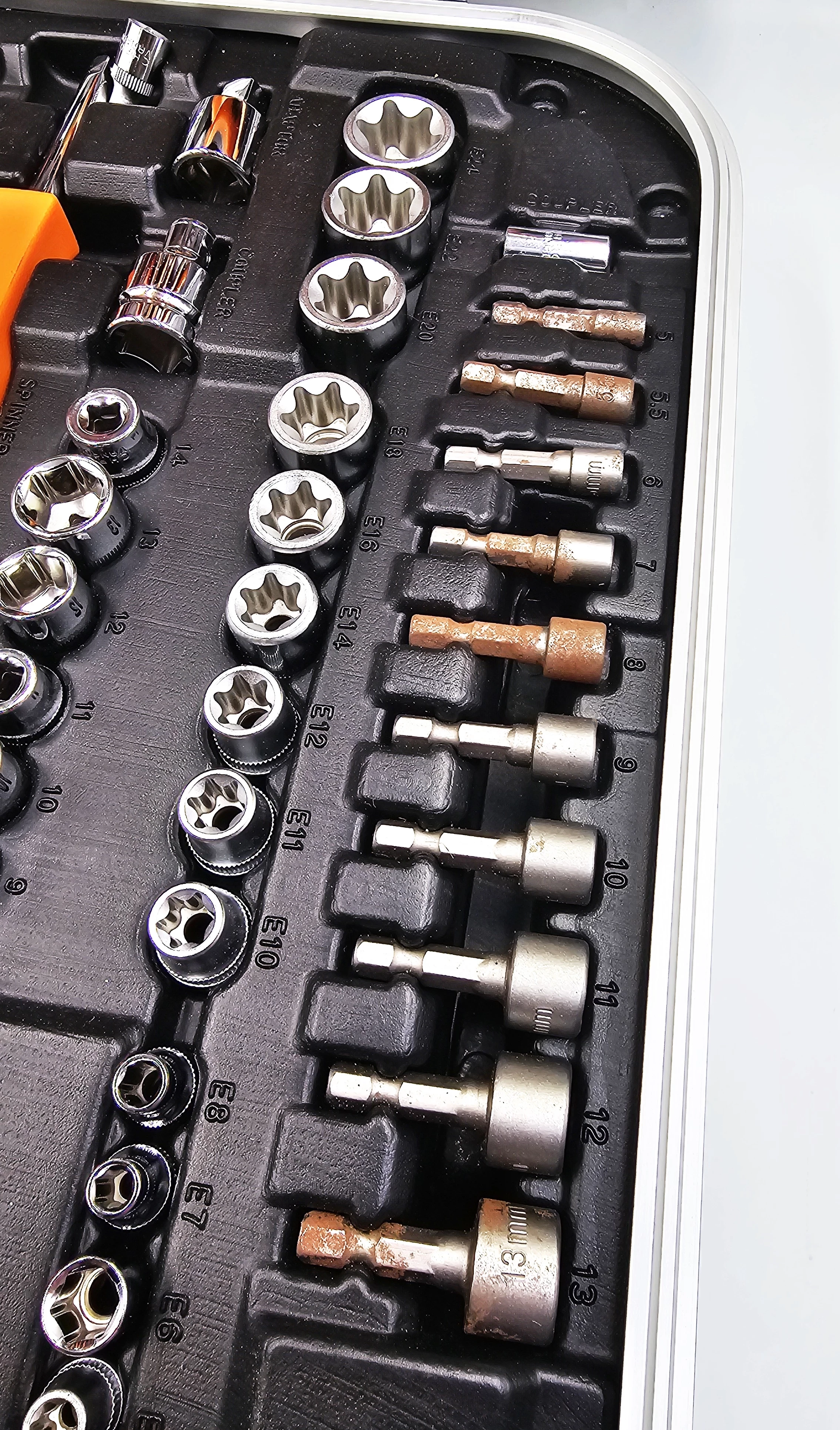 zestaw-narzedzi-dla-elektryka-w-walizce-neo-tools-01-310-108-sztuk-stan-uzywany