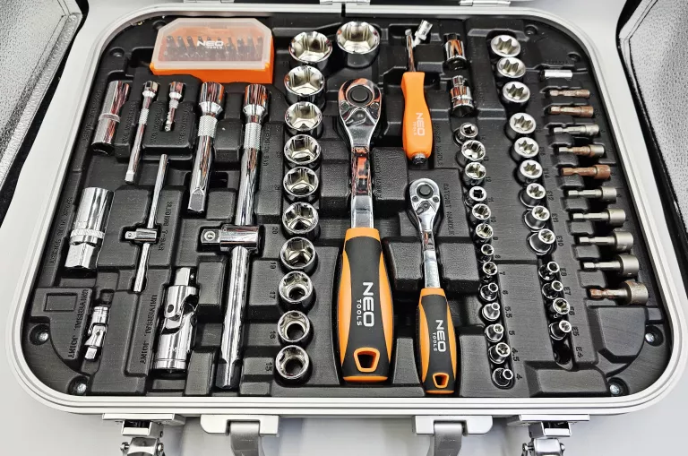 ZESTAW NARZĘDZI DLA ELEKTRYKA W WALIZCE NEO TOOLS 01-310 / 108 SZTUK