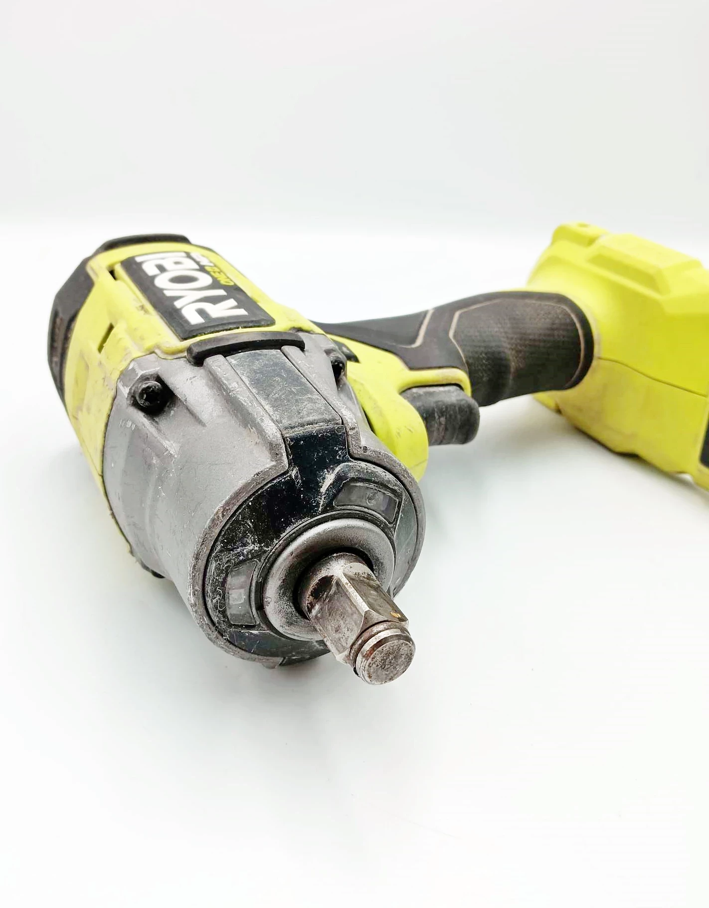 bezszczotkowy-klucz-udarowy-ryobi-riw18x-18v-one-900nm-pojemnosc-akumulatora-4