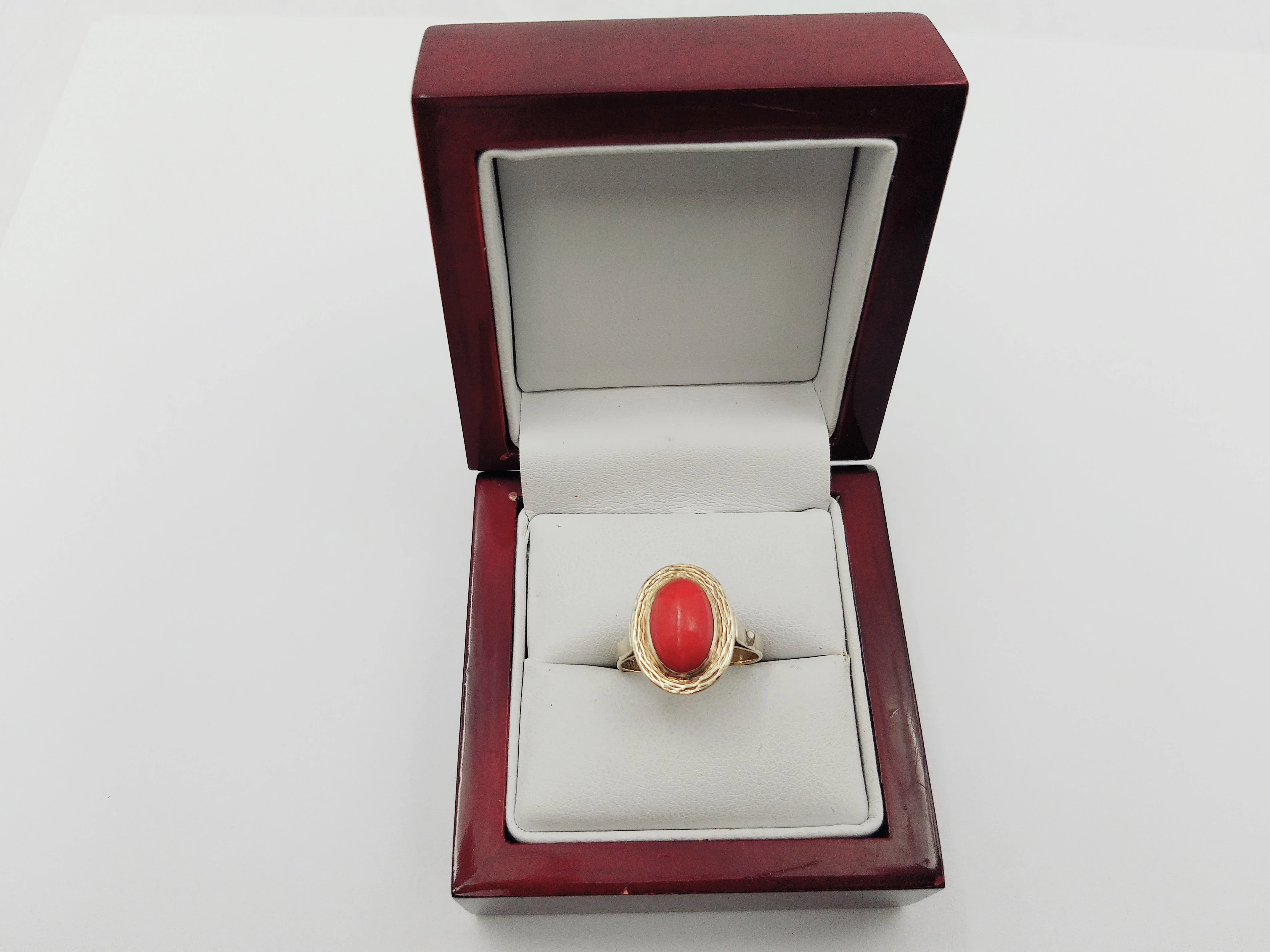 zloty-pierscionek-z-koralem-333-r16-254g-kolor-dominujacy-zloty