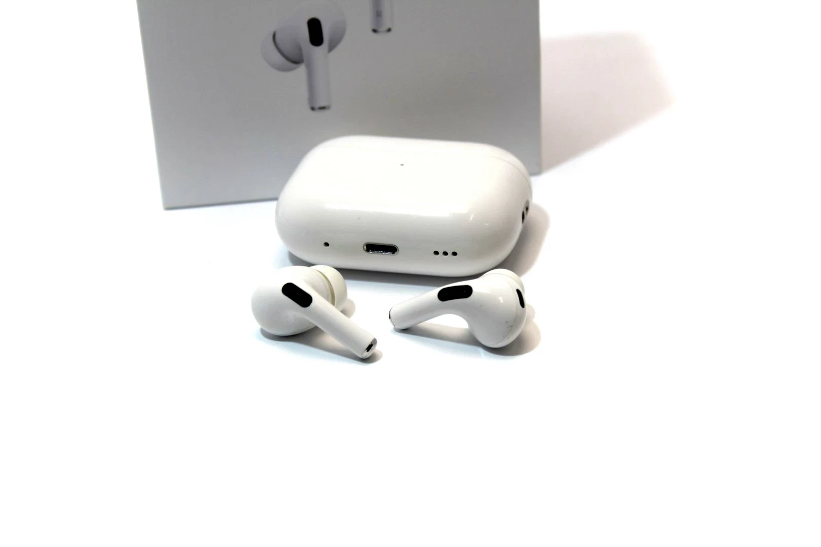 sluchawki-apple-airpods-2-pro-transmisja-sygnalu-bluetooth