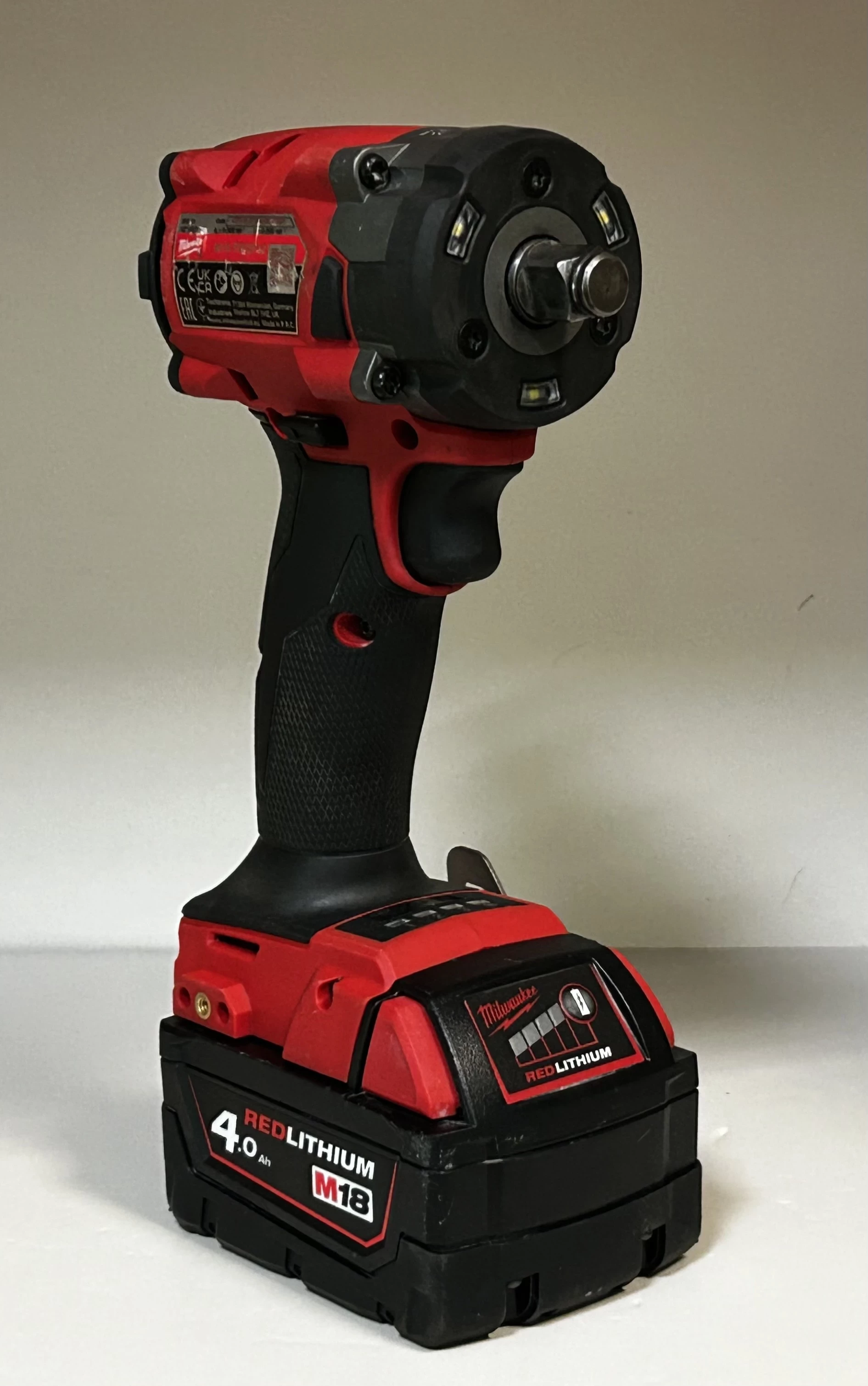 klucz-udarowy-milwaukee-m18-fiw2f12-komplet-predkosc-obrotowa-2400