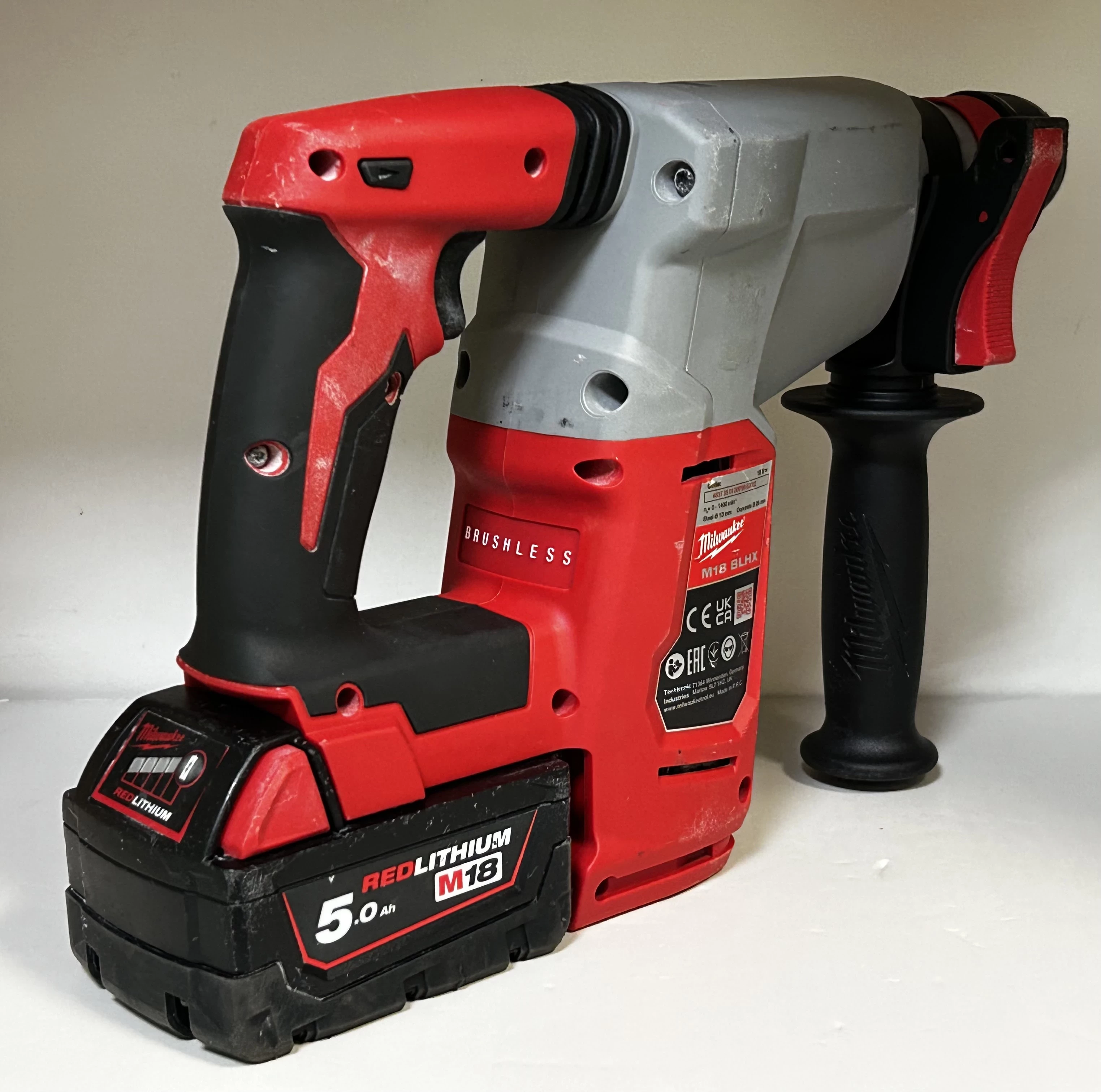 mlotowiertarka-milwaukee-m18-blhx-komplet-energia-udaru-230