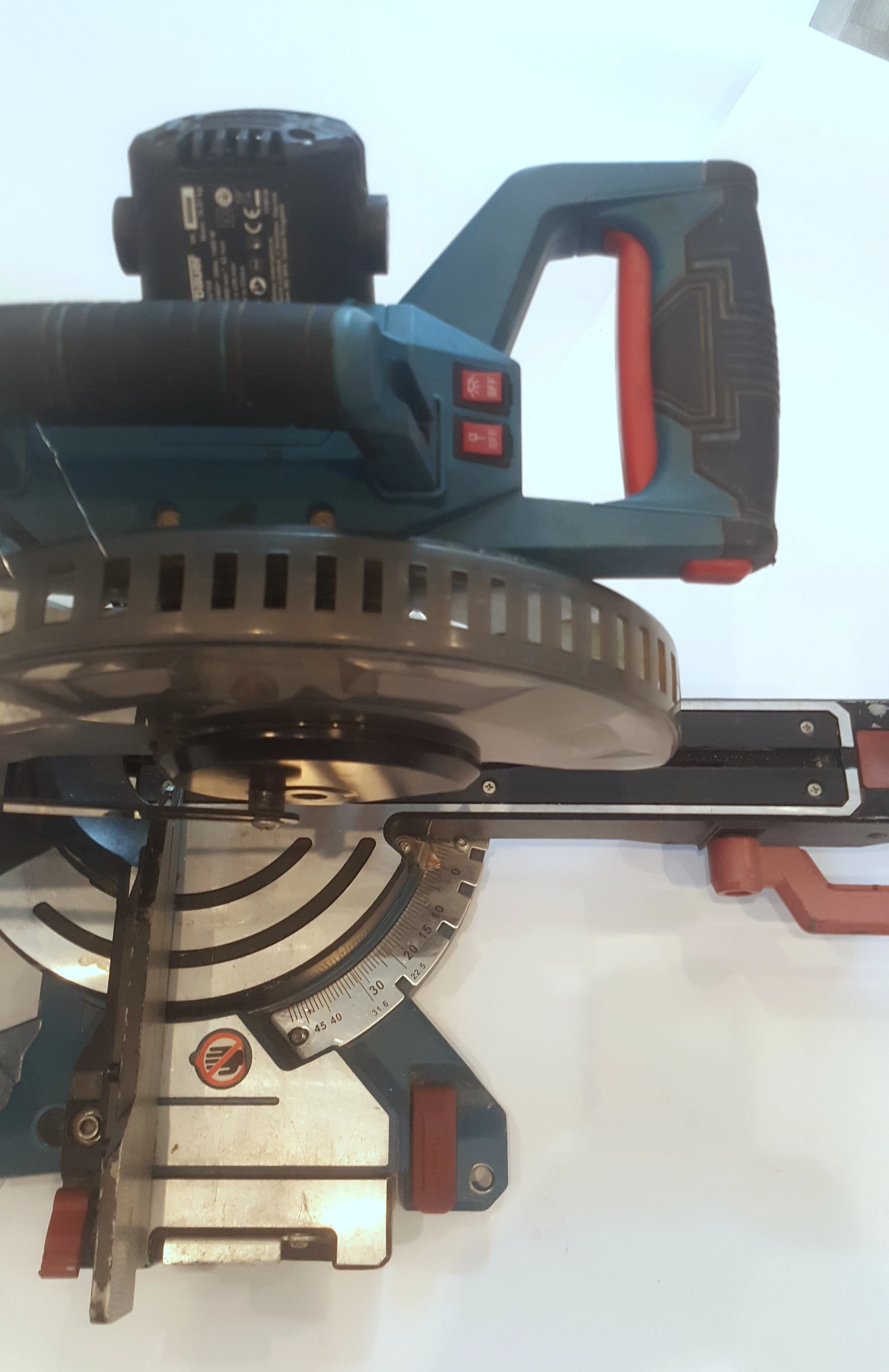 ukosnica-z-posuwem-erbauer-1400-w-216-mm-stan-uzywany