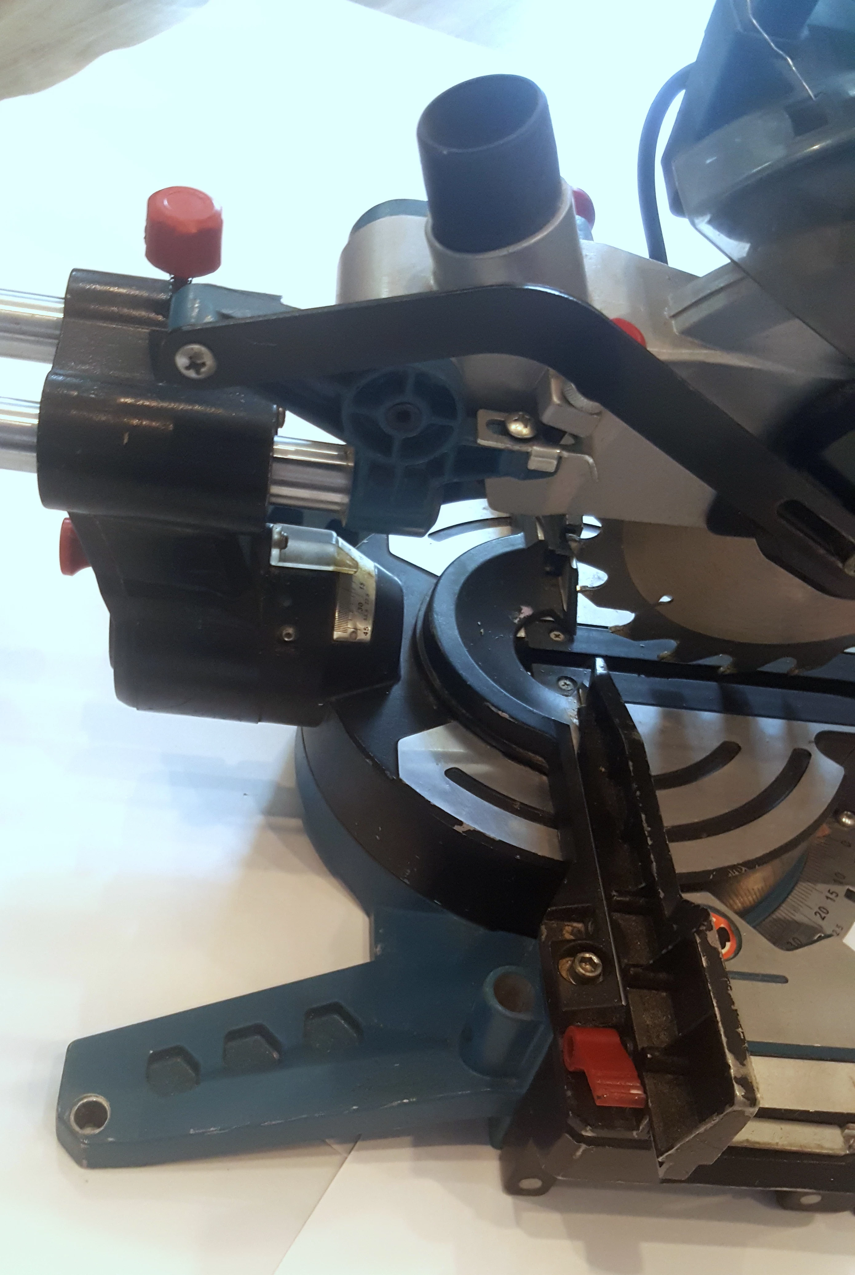 ukosnica-z-posuwem-erbauer-1400-w-216-mm-marka-erbauer