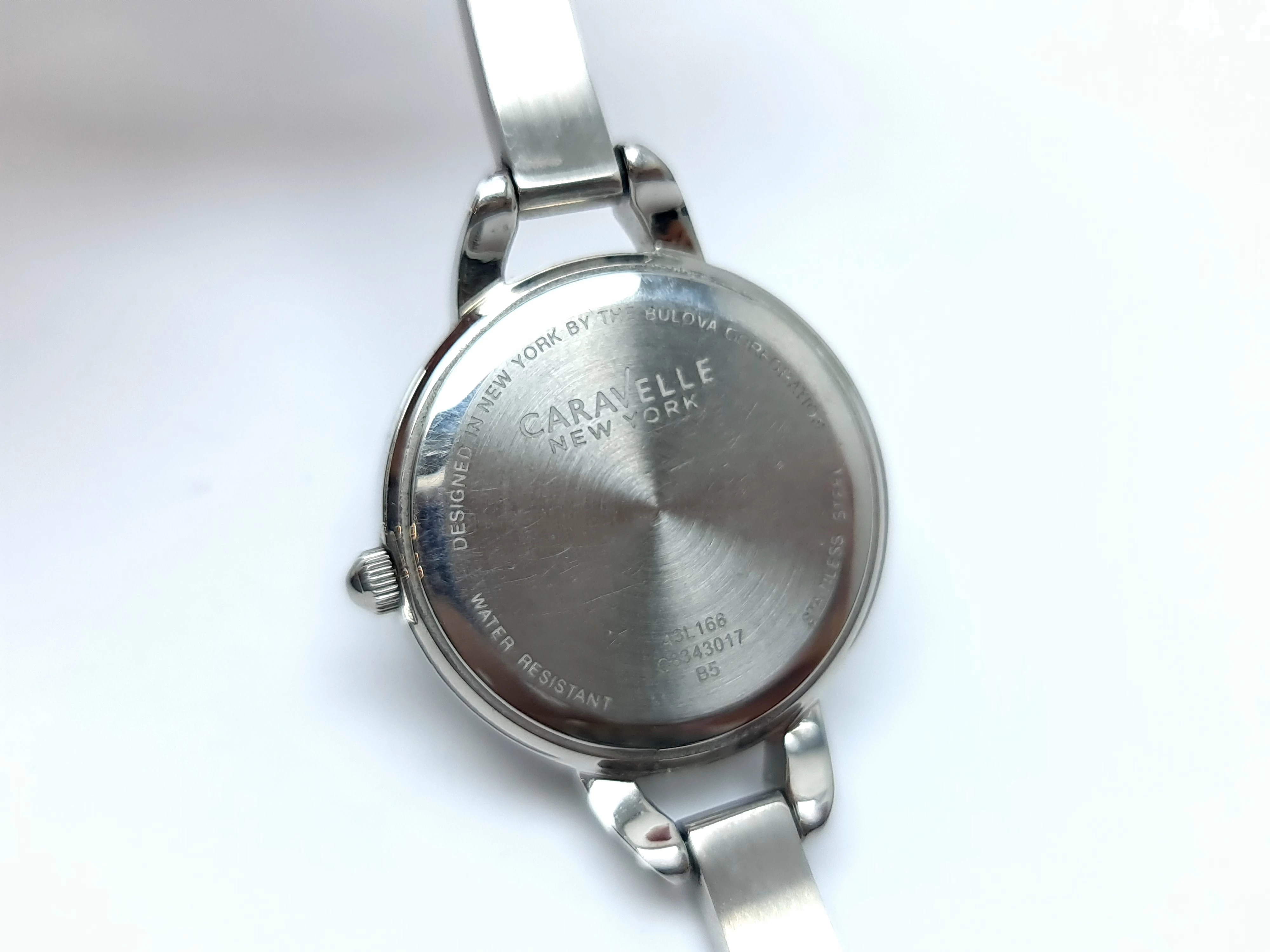 zegarek-damski-caravelle-new-york-43l166-ksztalt-koperty-okragla