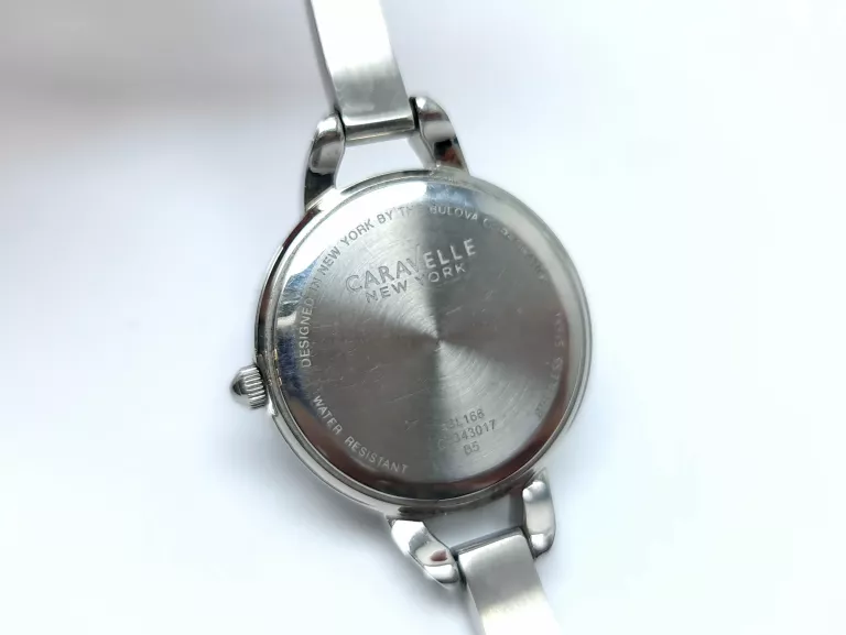 zegarek-damski-caravelle-new-york-43l166-ksztalt-koperty-okragla