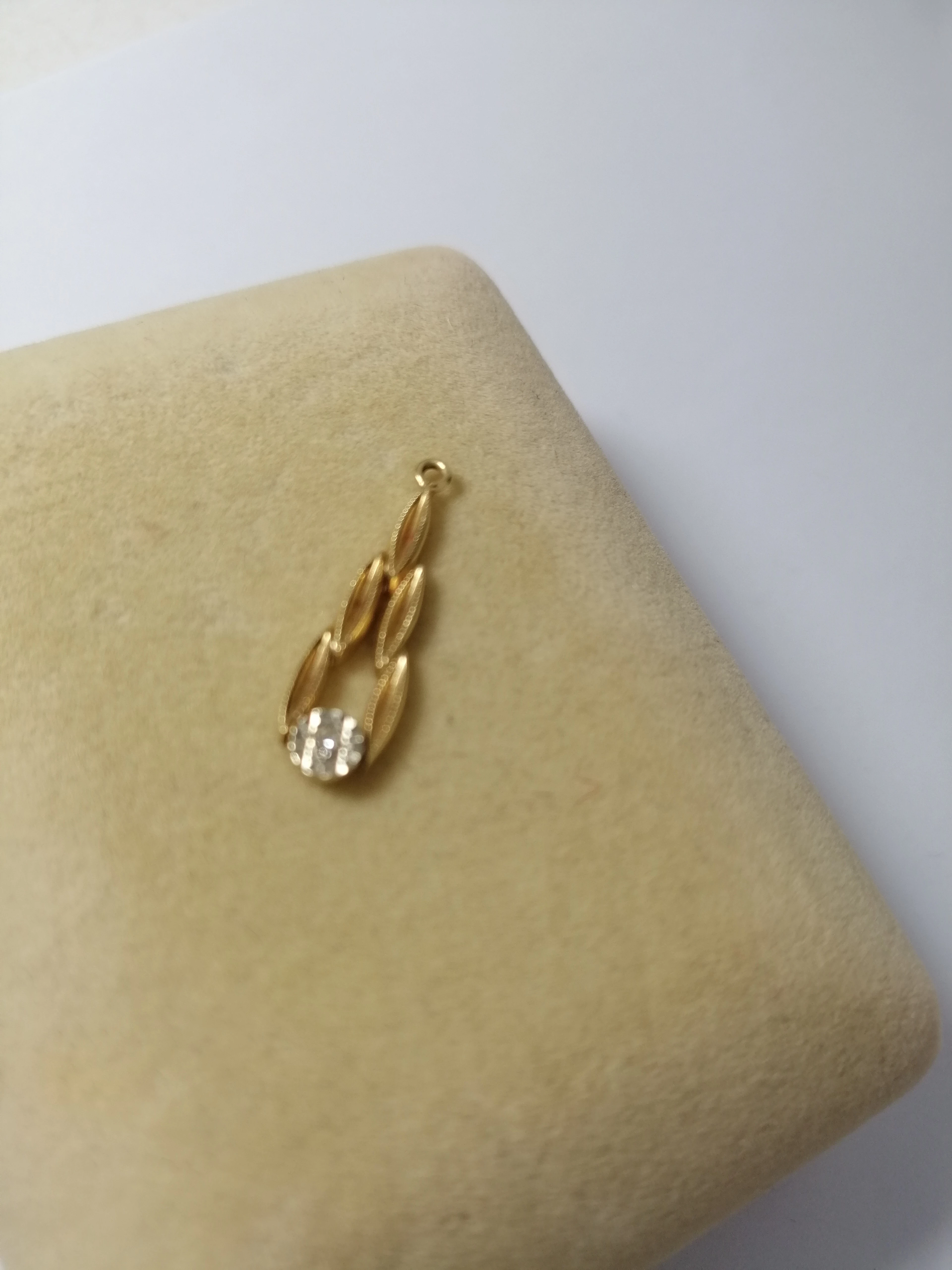 zlota-zawieszka-z-diamentem-111g585-certyfikat-motyw-brak