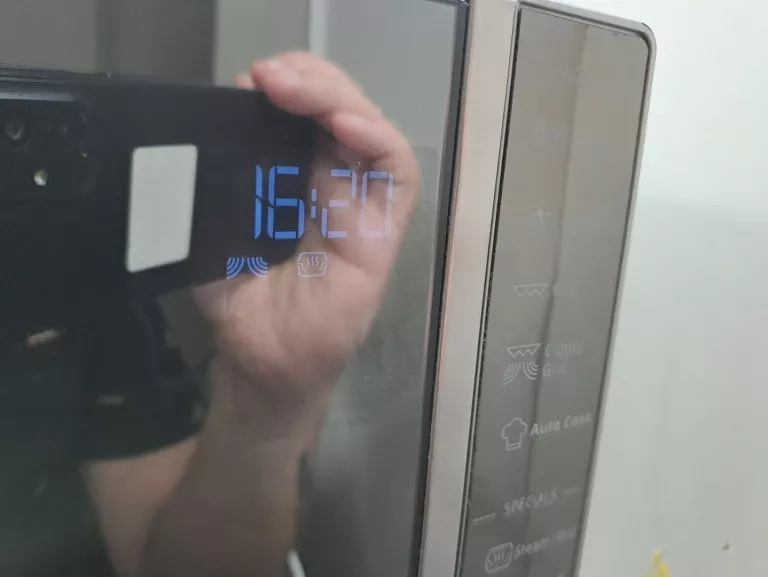 KUCHENKA MIKROFALOWA WOLNOSTOJĄCA WHIRLPOOL MWP 304 M GRILL 1050 W