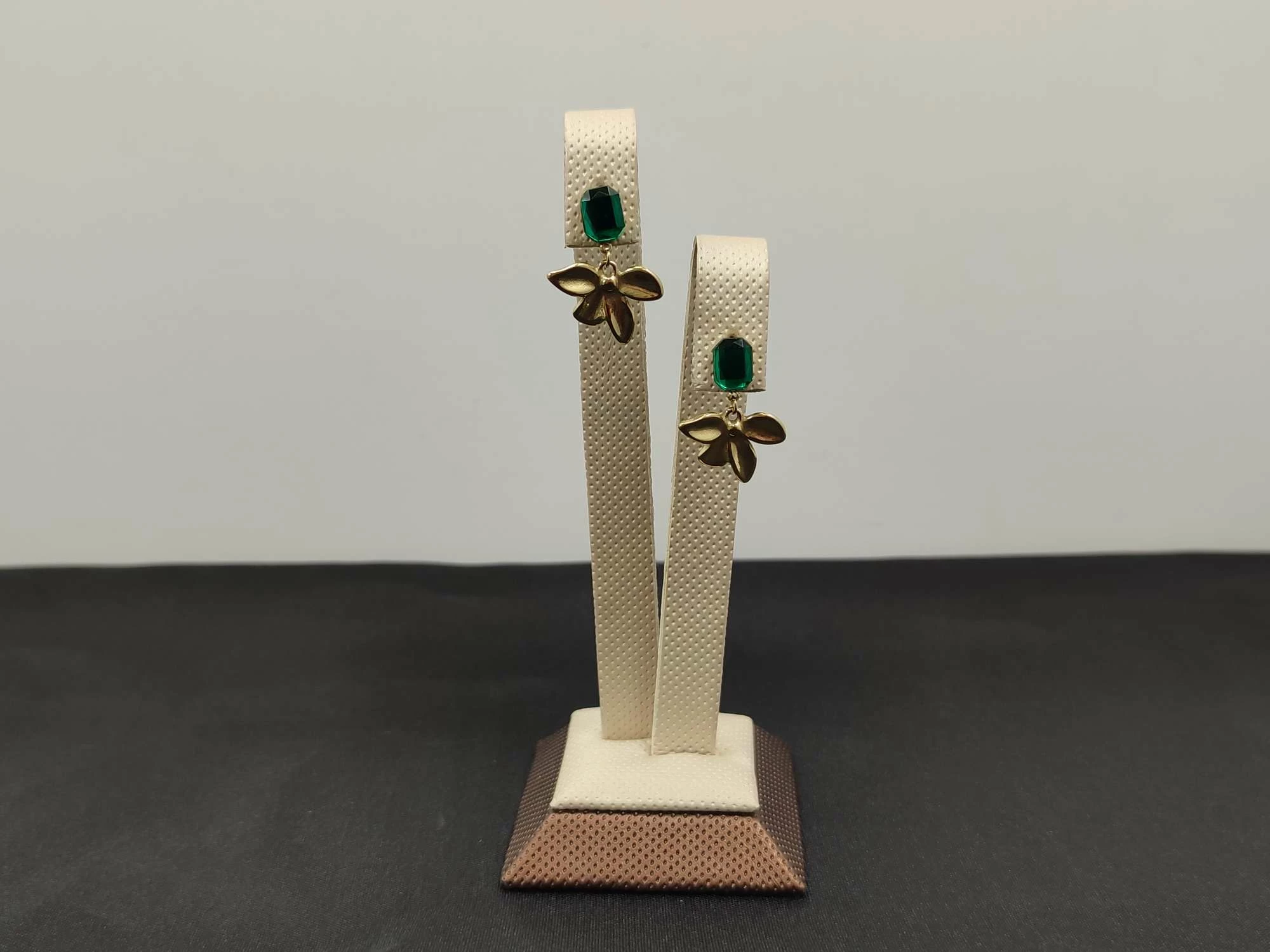 kolczyki-z-stali-pozlacanej-kwiatki-z-zielona-cyrkonia-rodzaj-zapiecia-2207-1