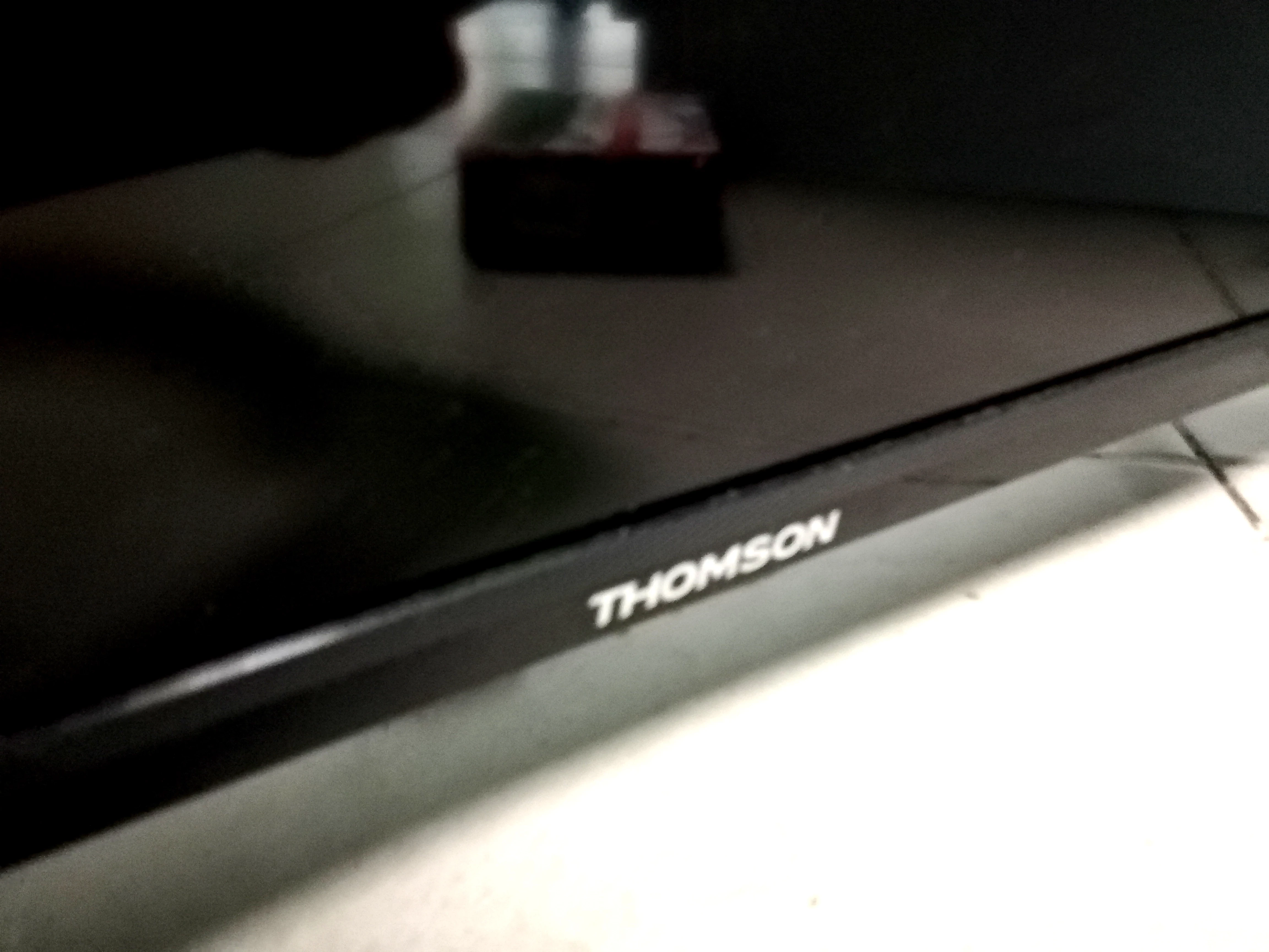 telewizor-thomson-32hd3301-32-pilot-bez-klapki-baterii-stan-uzywany