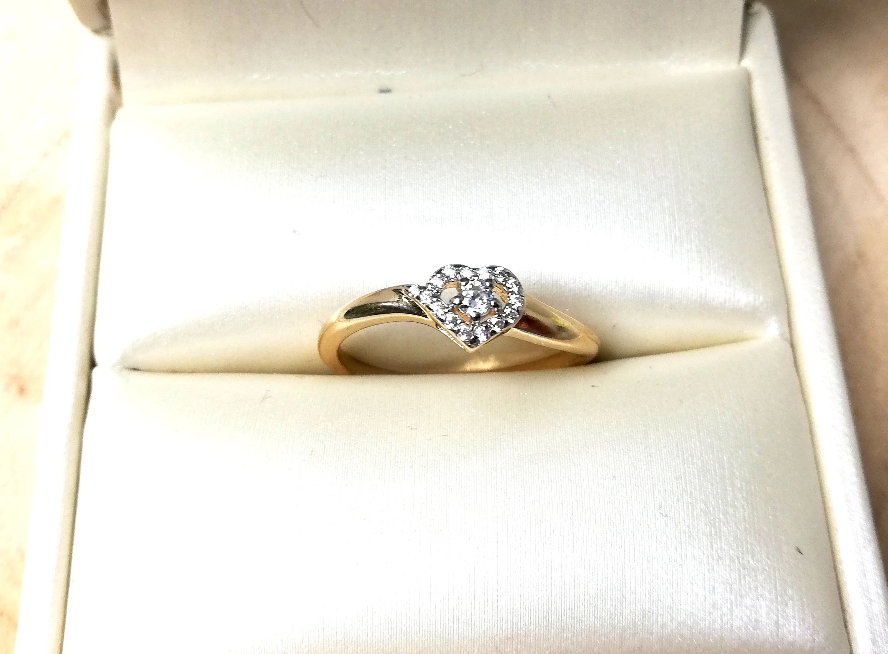 zloty-pierscionek-192g585-r17-serce-z-cyrkoniami-i-jedna-duza-w-srodku-3-maja-105-dabrowa-gornicza