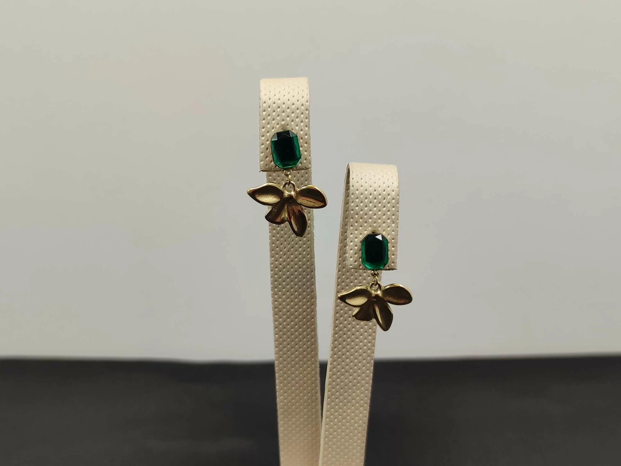 kolczyki-z-stali-pozlacanej-kwiatki-z-zielona-cyrkonia-rodzaj-2205-16