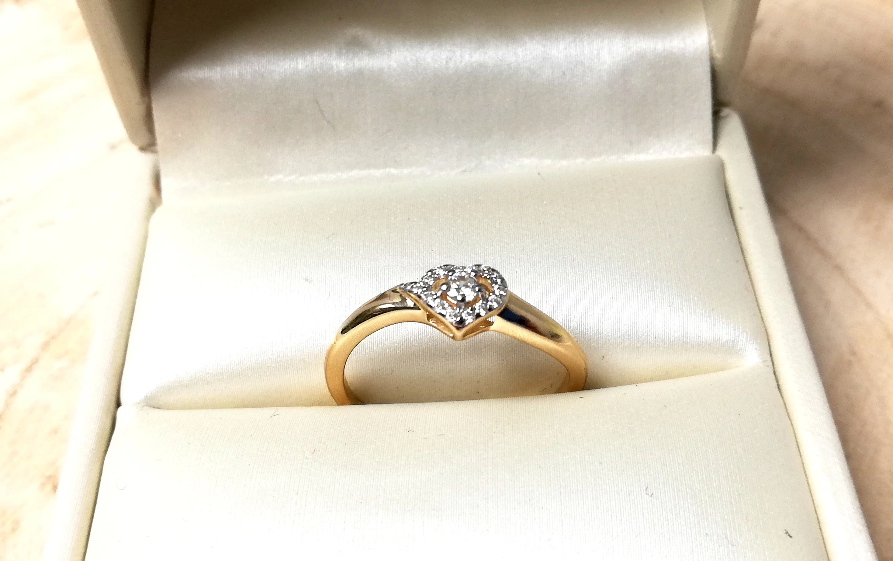 zloty-pierscionek-192g585-r17-serce-z-cyrkoniami-i-jedna-duza-w-srodku-ean-gtin-5903772003284