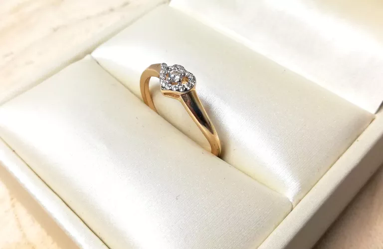 zloty-pierscionek-192g585-r17-serce-z-cyrkoniami-i-jedna-duza-w-srodku-stan-11323-238058