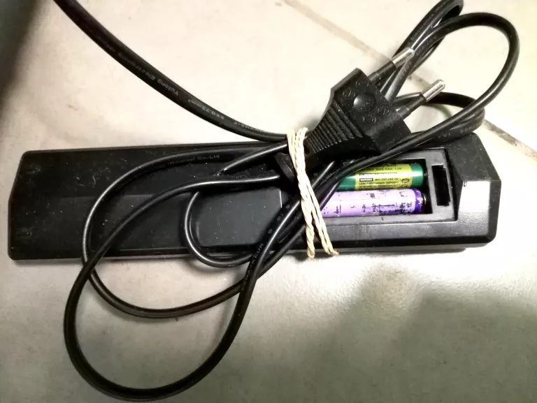 telewizor-thomson-32hd3301-32-pilot-bez-klapki-baterii-przekatna-ekranu-cale-32