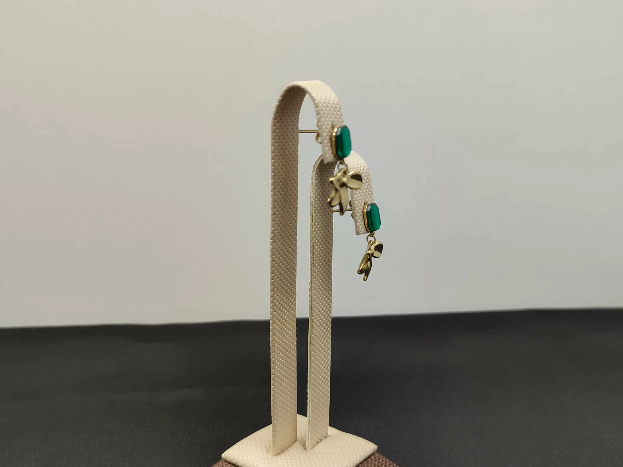 kolczyki-z-stali-pozlacanej-kwiatki-z-zielona-cyrkonia-material-15835-16