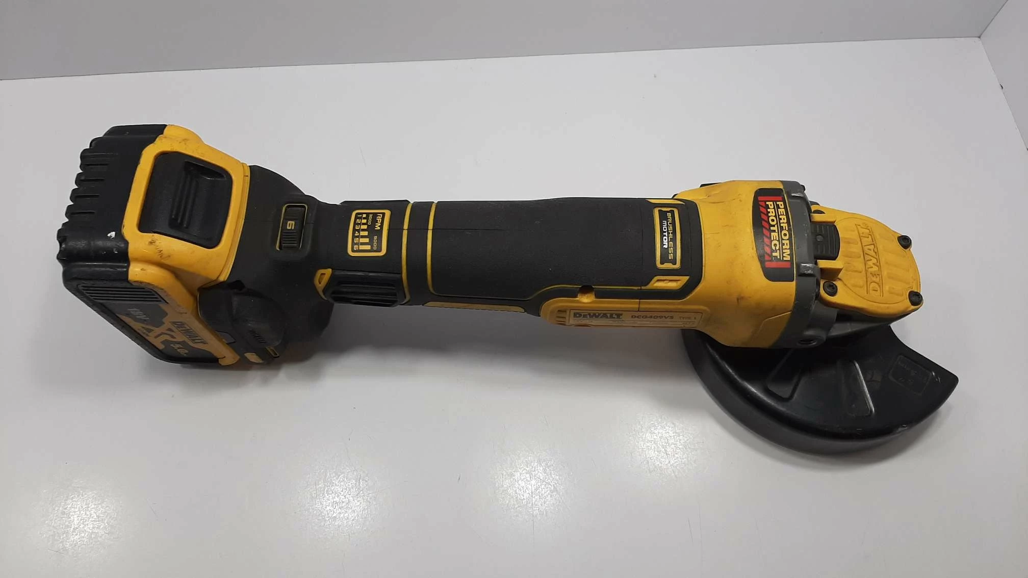 szlifirka-katowa-dewalt-dcg409vs-w-komplecie-z-akumulatorem-batalionow-3a-plock