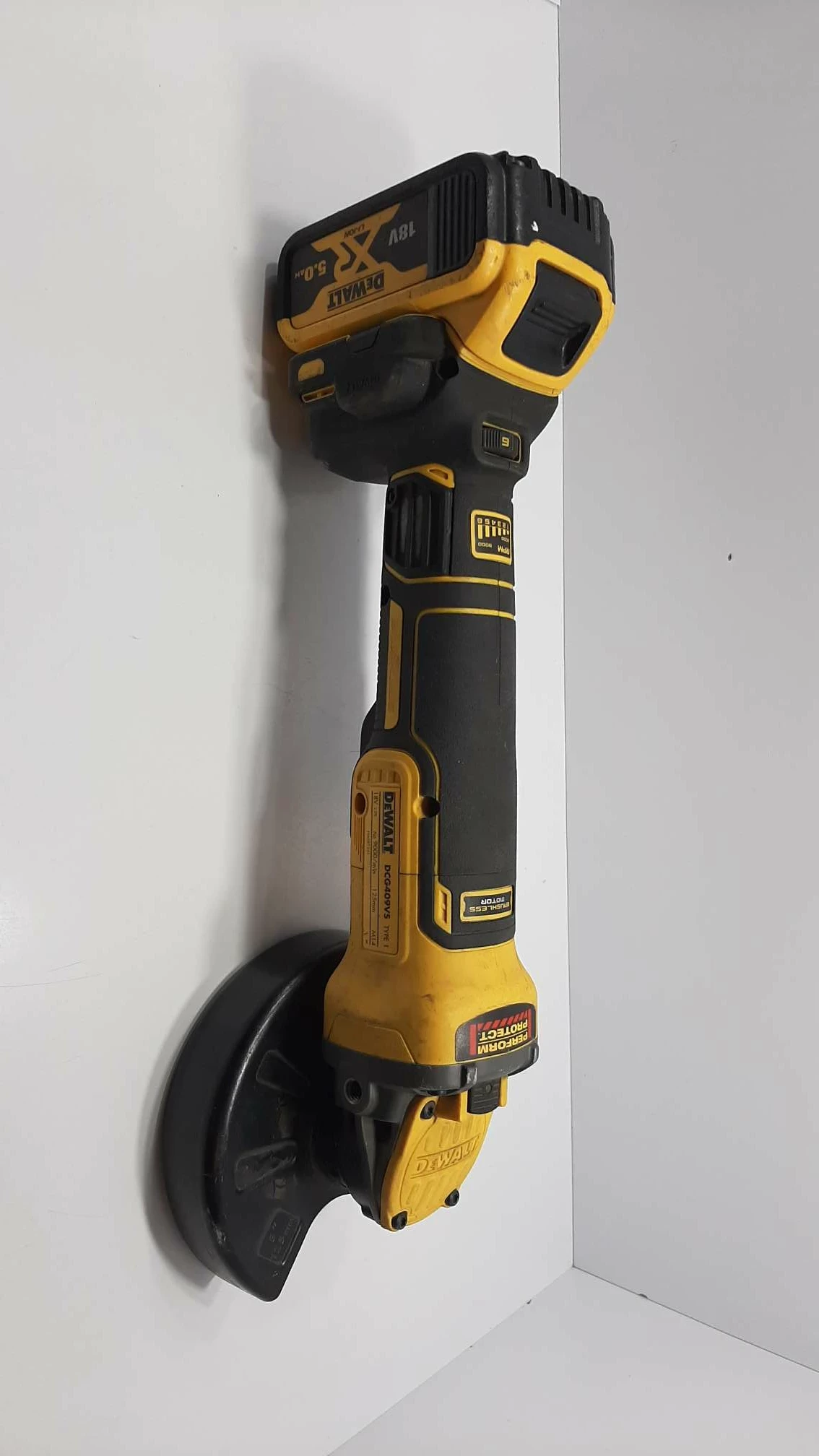 szlifirka-katowa-dewalt-dcg409vs-w-komplecie-z-akumulatorem-stan-uzywany